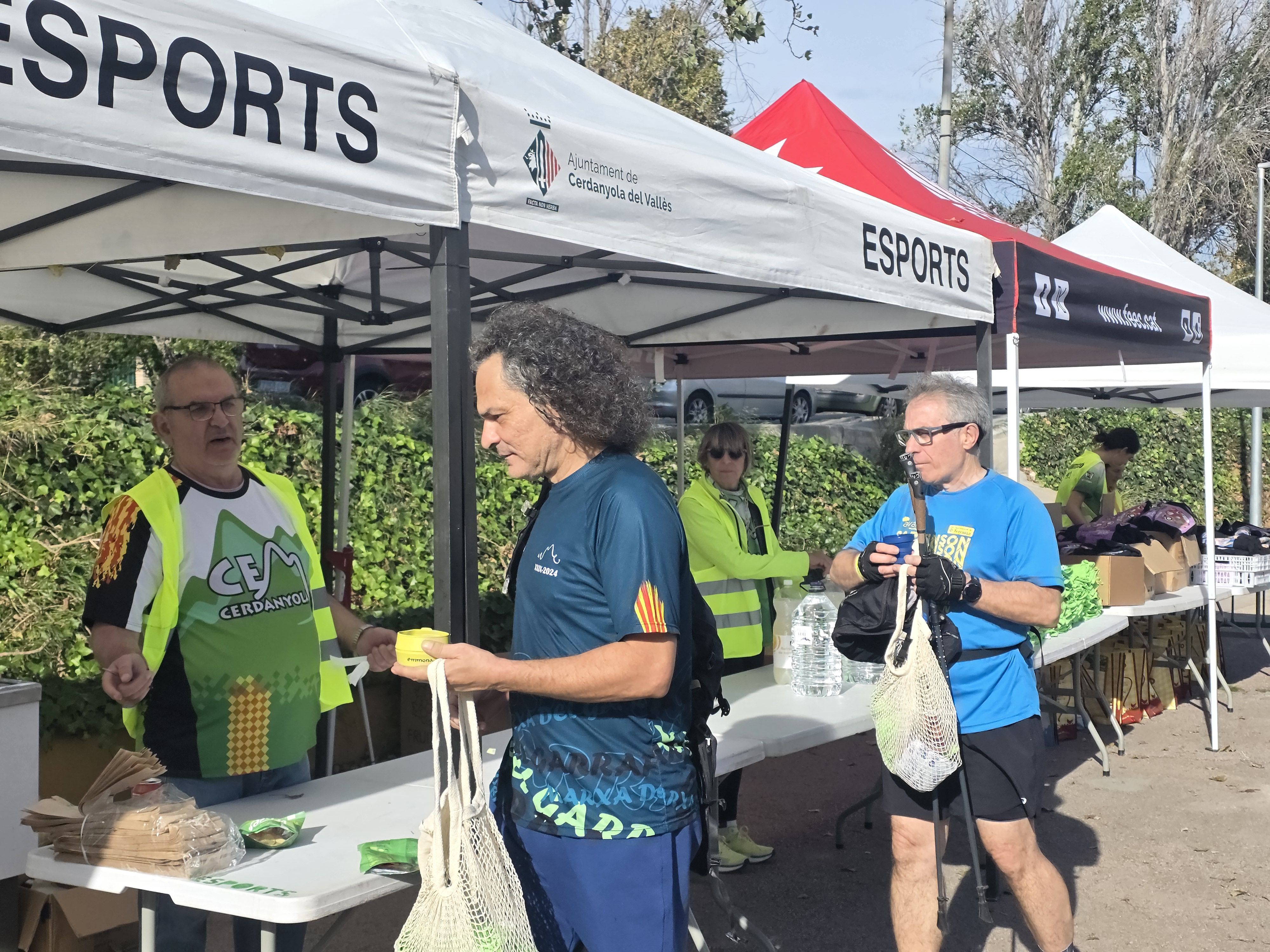 Els participants a la zona d'avituallament. Foto: Marc Mata