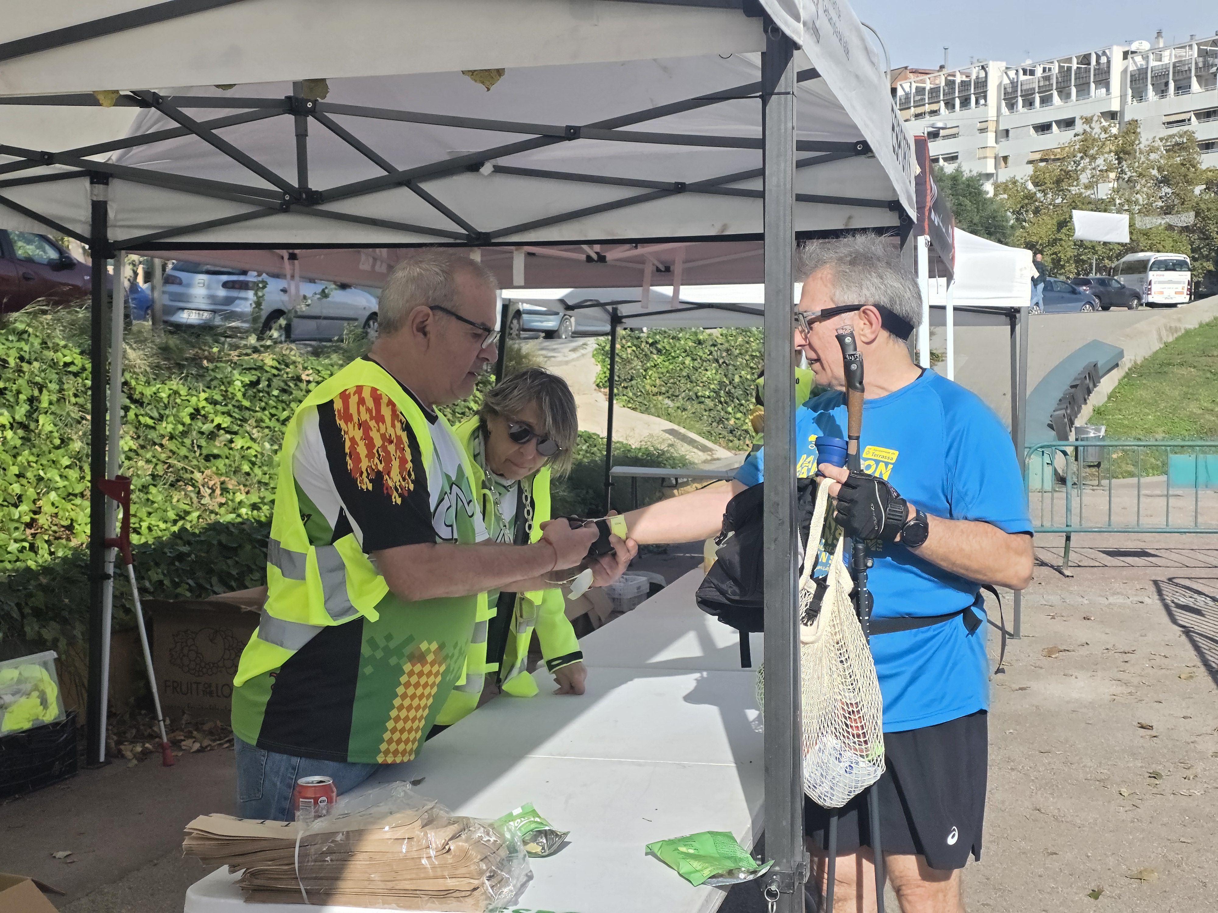 Els participants a la zona d'avituallament. Foto: Marc Mata