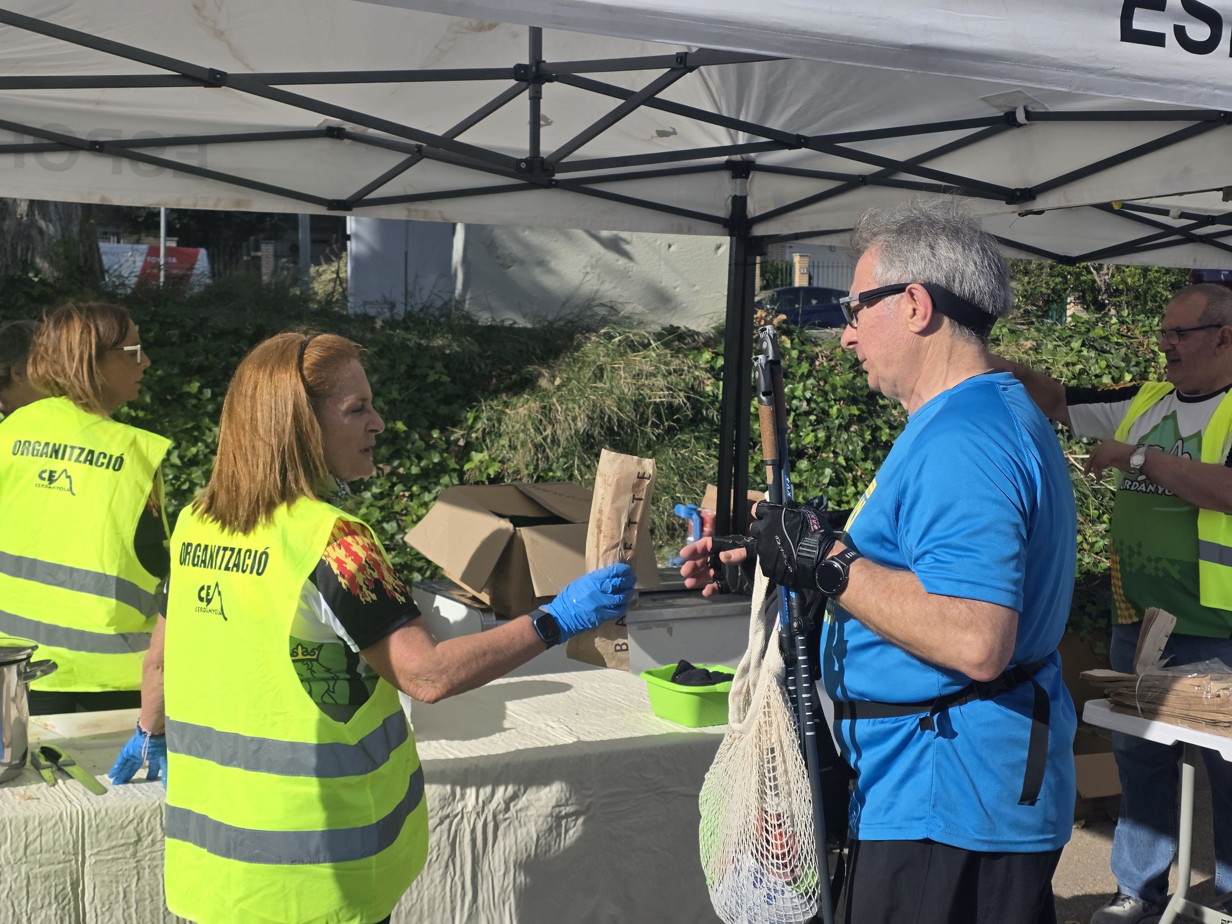 Els participants a la zona d'avituallament. Foto: Marc Mata