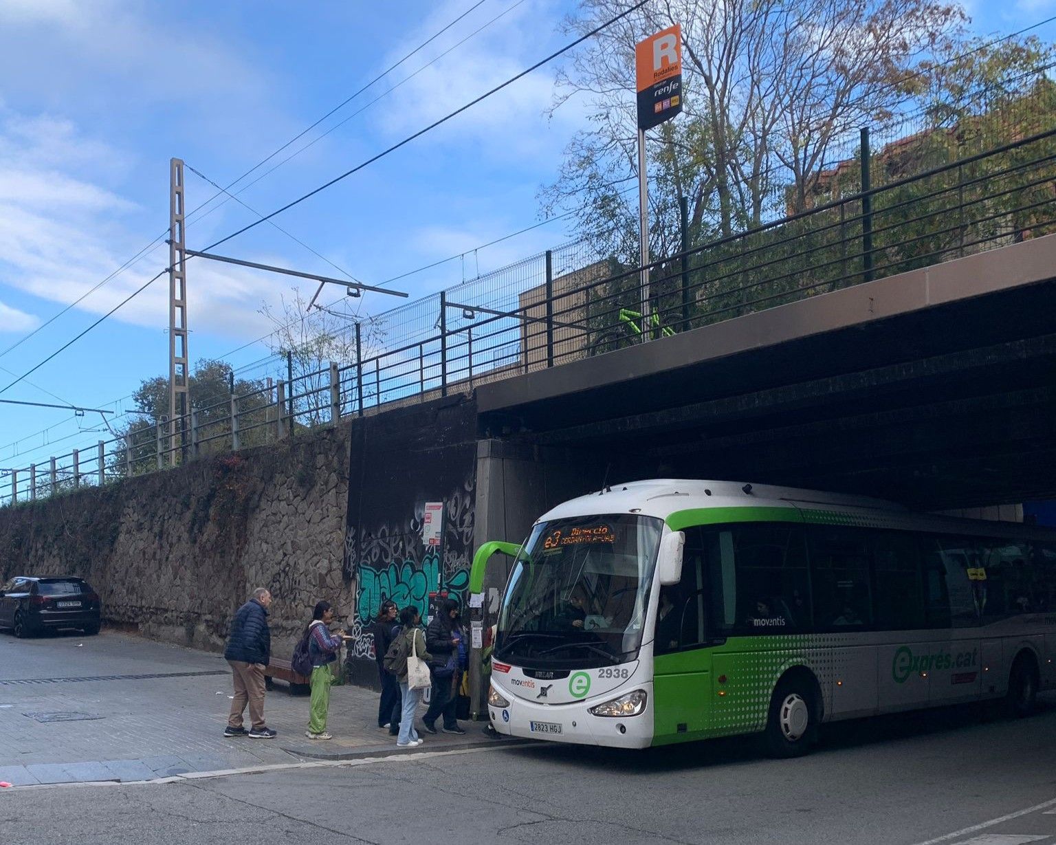 Parada de l'e3 davant l'estació de Renfe. Foto: Laia Jubany
