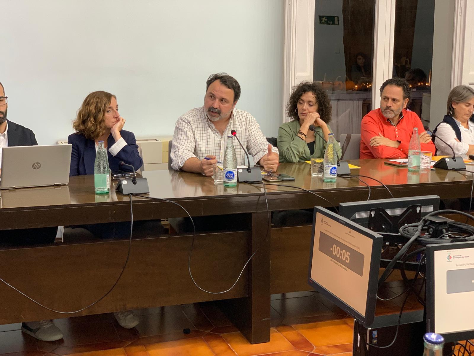 Intervenció del regidor d'ERC, Albert Turón, al ple municipal d'octubre, celebrat aquest dijous 30. Foto: Judit Josa