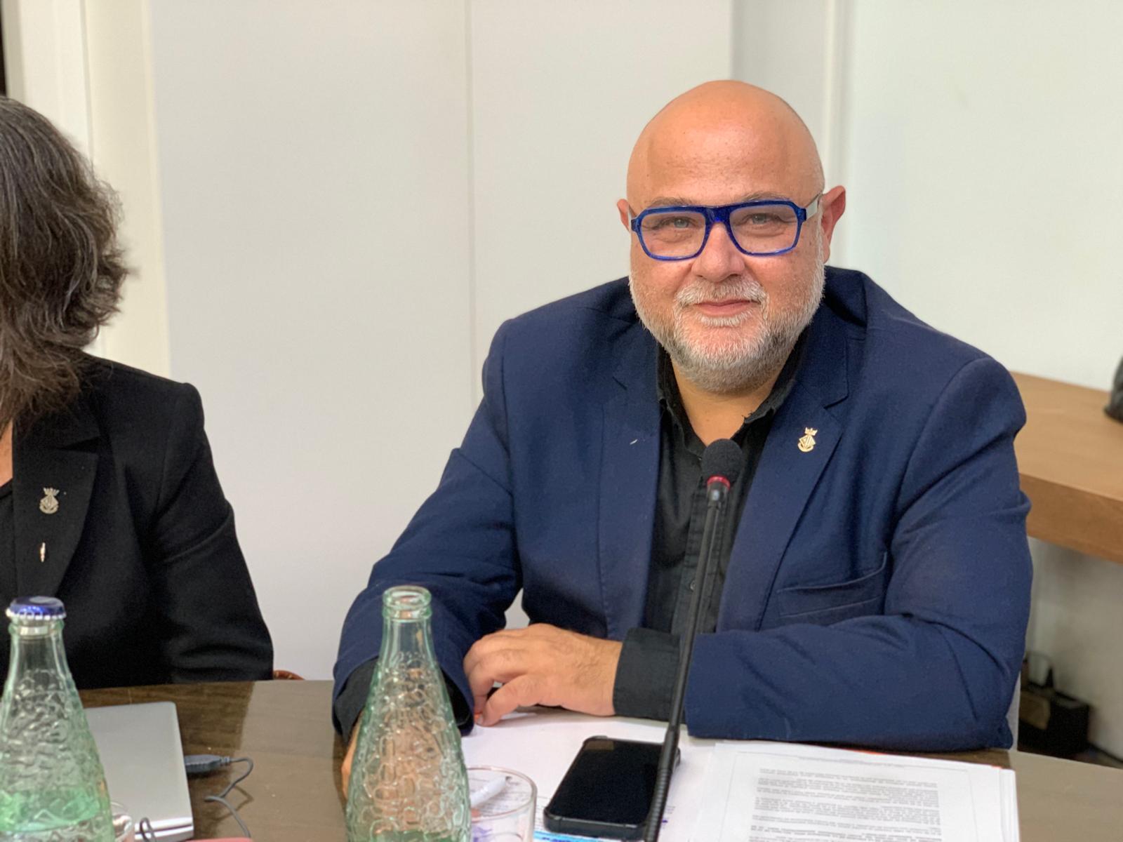 El regidor Òscar Pons, fotografiat en el descans entre l'audiència ciutadana i la sessió plenària, el 30 d'octubre. Foto: Judit Josa