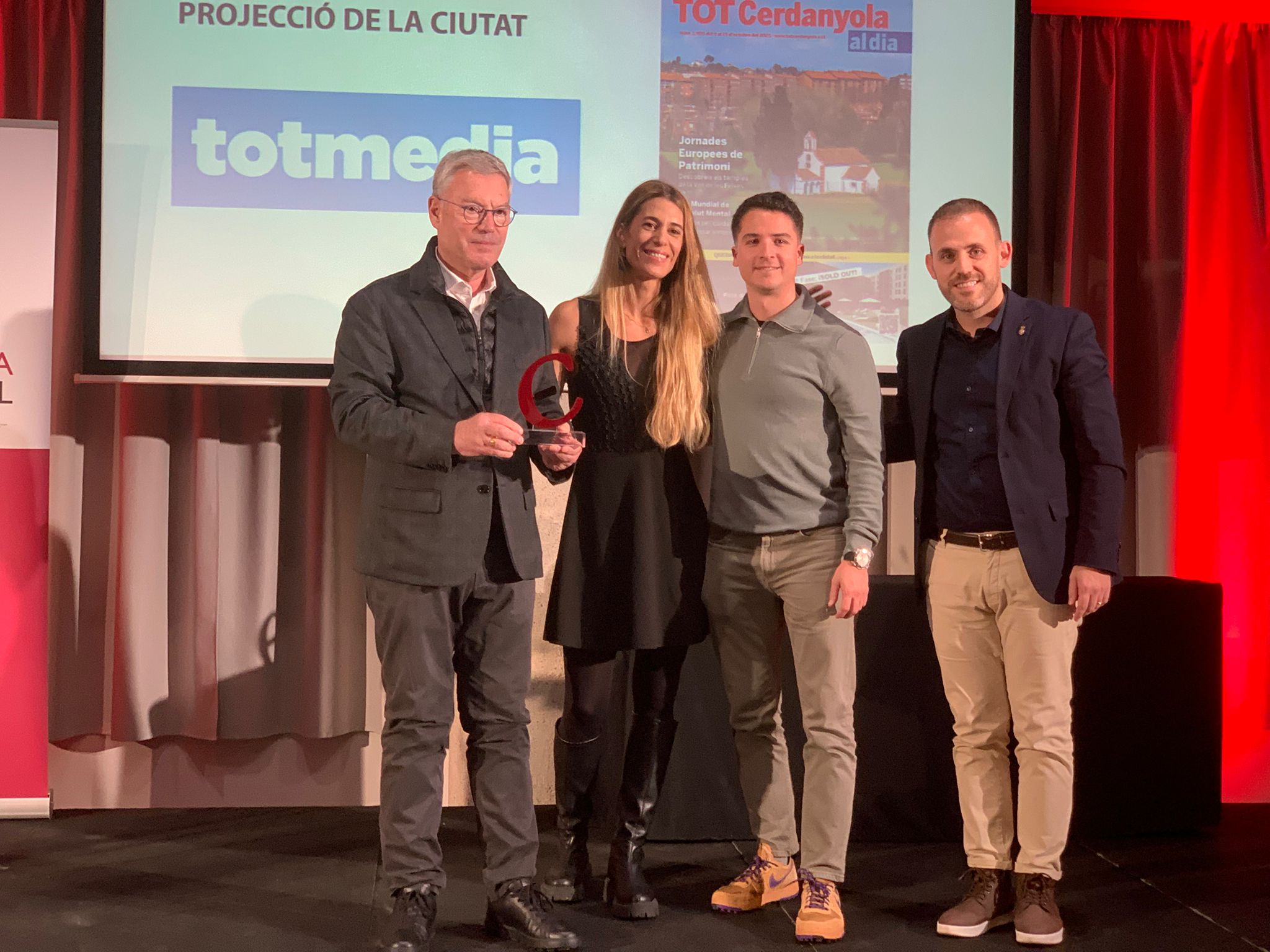 Ramon Grau, Laura Grau i Oriol Revaliente, en representació del grup TOT Media, recullen el premi lliurat per l'alcalde Carlos Cordón. FOTO: Judit Josa.