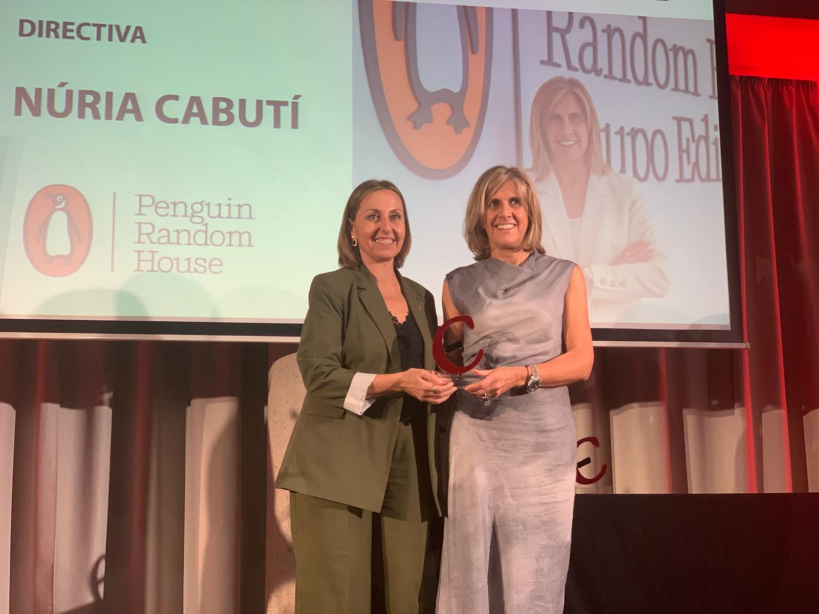 La directiva Núria Cabutti recull el premi de mans de la consellera Eva Menor. FOTO: Judit Josa