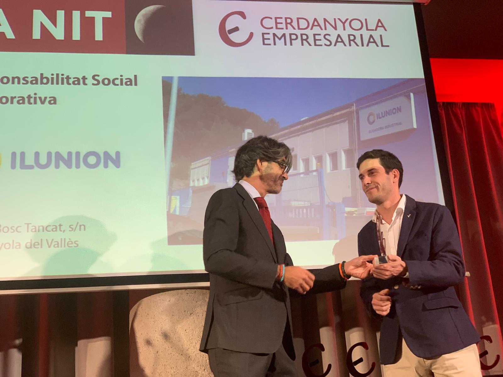 El president de Cerdanyola Empresarial, Jaume Maranges, lliura el premi a ILUNION TextilCare, en la Nit de Cerdanyola Empresarial. FOTO: Judit Josa