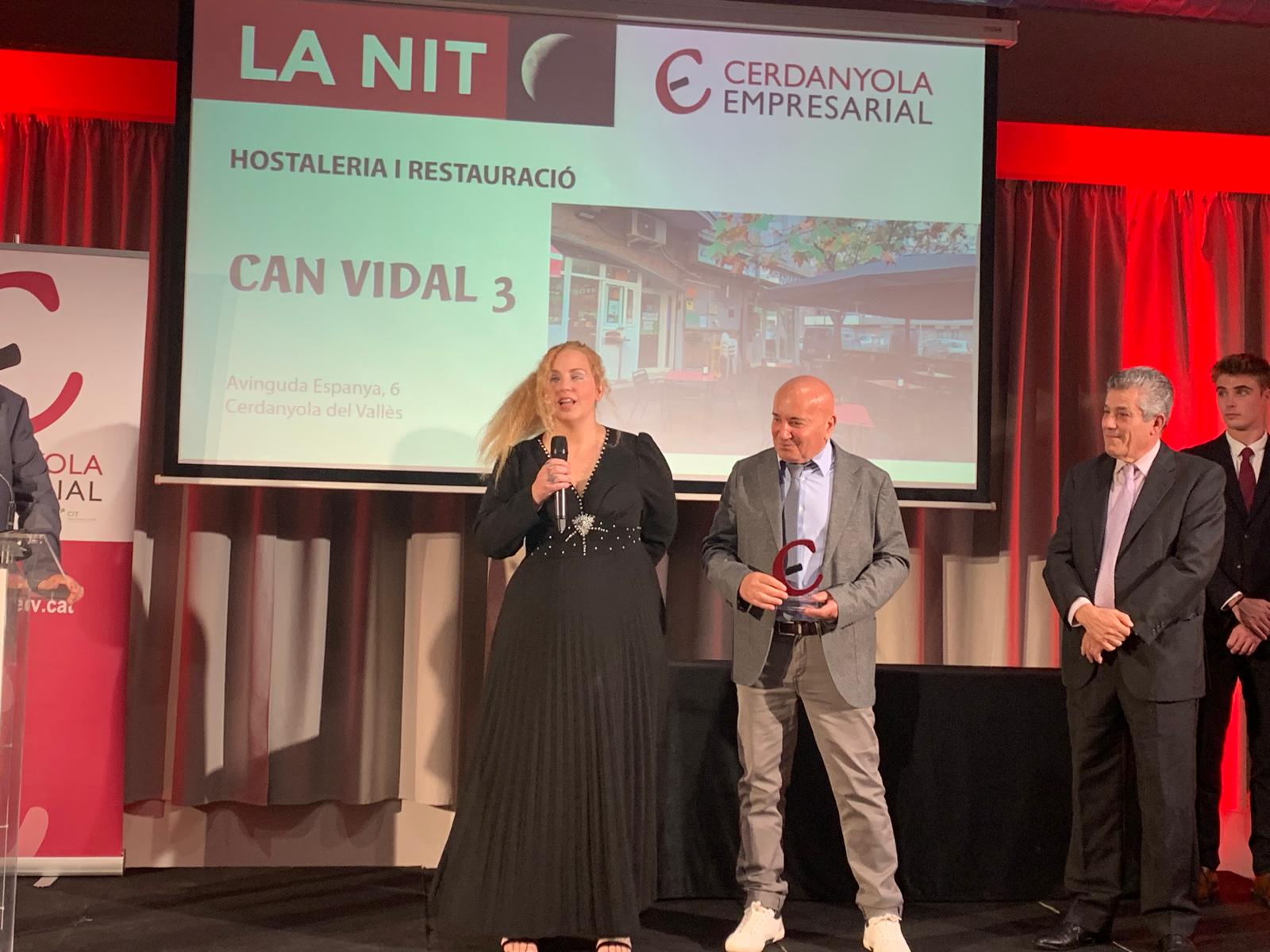 Antoni Castro, del Gremi d'Hostaleria va lliurar el premi a la restauració a Can Vidal. FOTO: Judit Josa