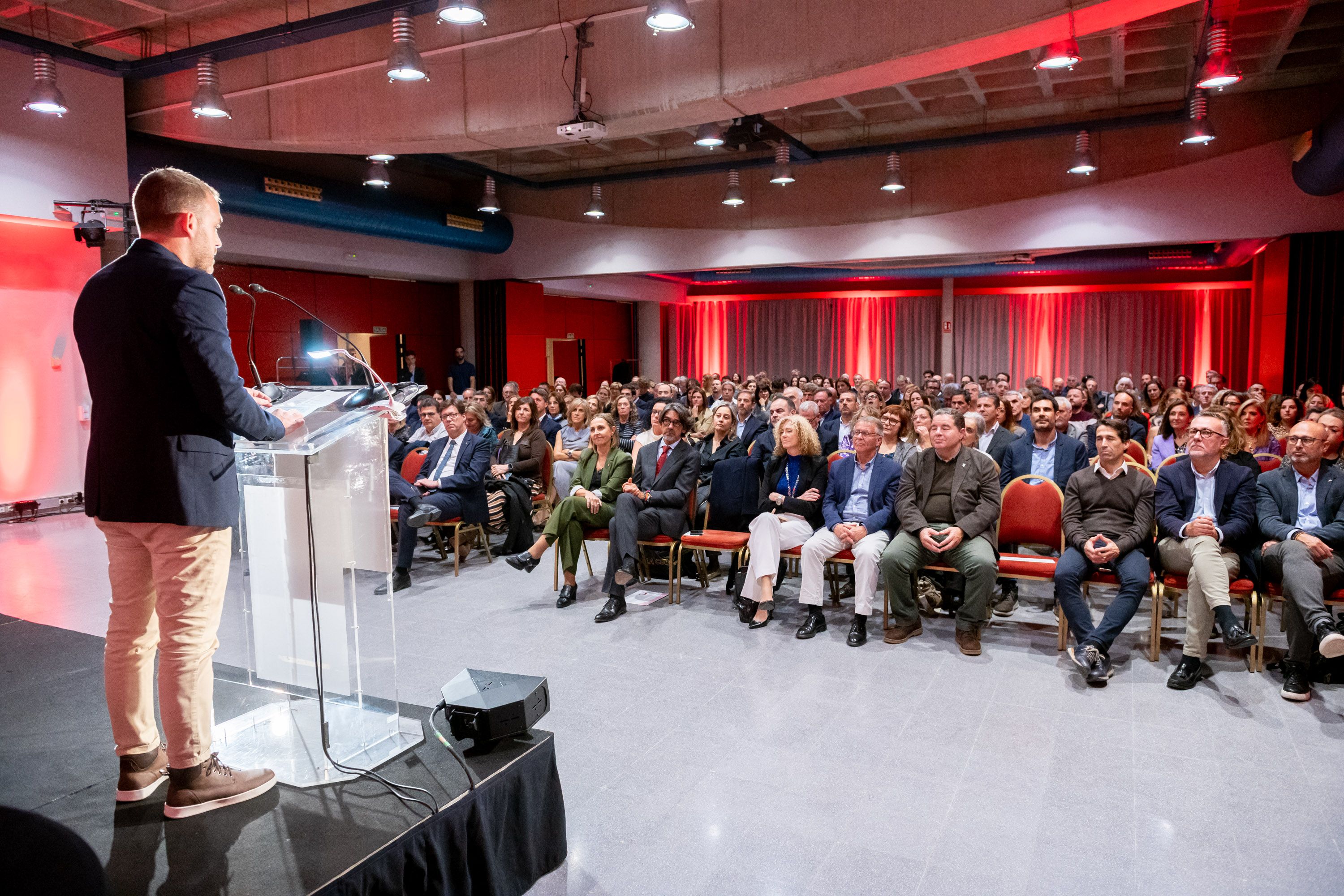 L'alcalde Carlos Cordón adreçant-se als més de 200 assistents a la XII NIt de Cerdanyola Empresarial. FOTO: Xavi Olivé