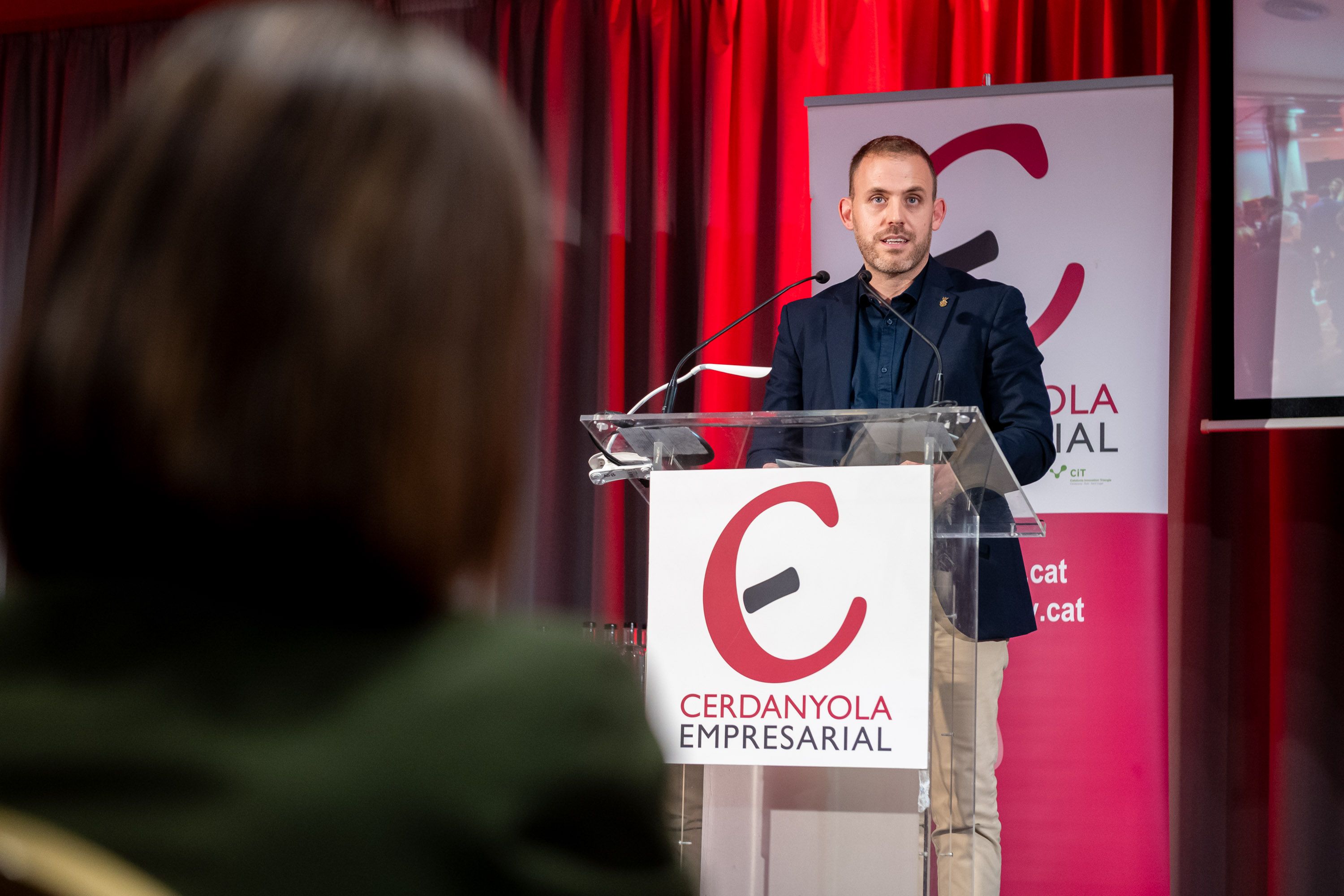 L’alcalde de Cerdanyola, Carlos Cordón, durant la seva intervenció, en què va destacar la col·laboració publicoprivada i el paper de les empreses com a motor de ciutat. FOTO: Xavi Olivé