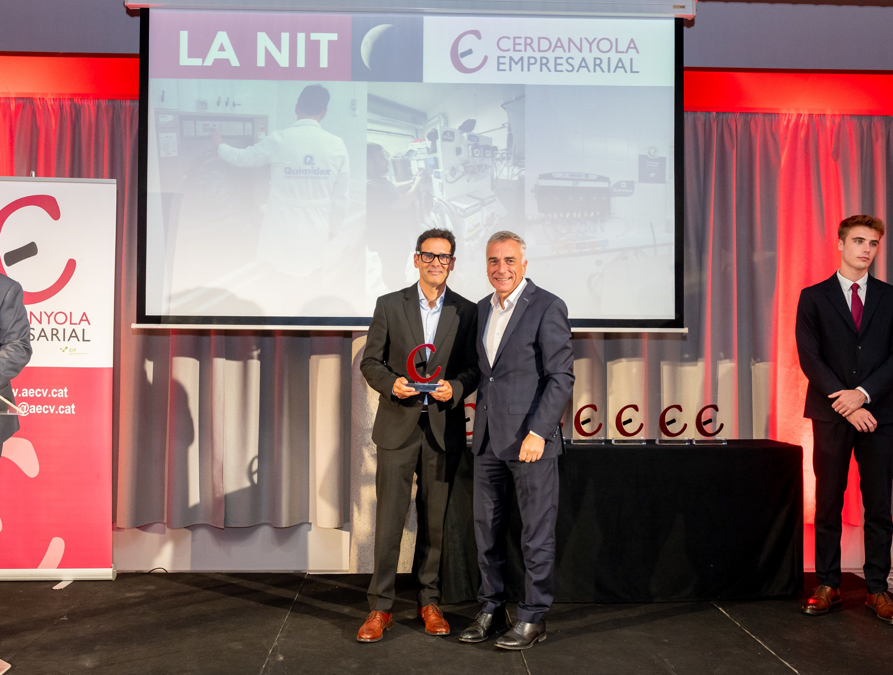 Xavier Ferrer, fundador de Quimidex Professional, rep el premi a la Innovació de mans de Xavier García Hornos, director comercial de Banca d’Empreses Territorial de Barcelona de CaixaBank. FOTO: Xavi Olivé