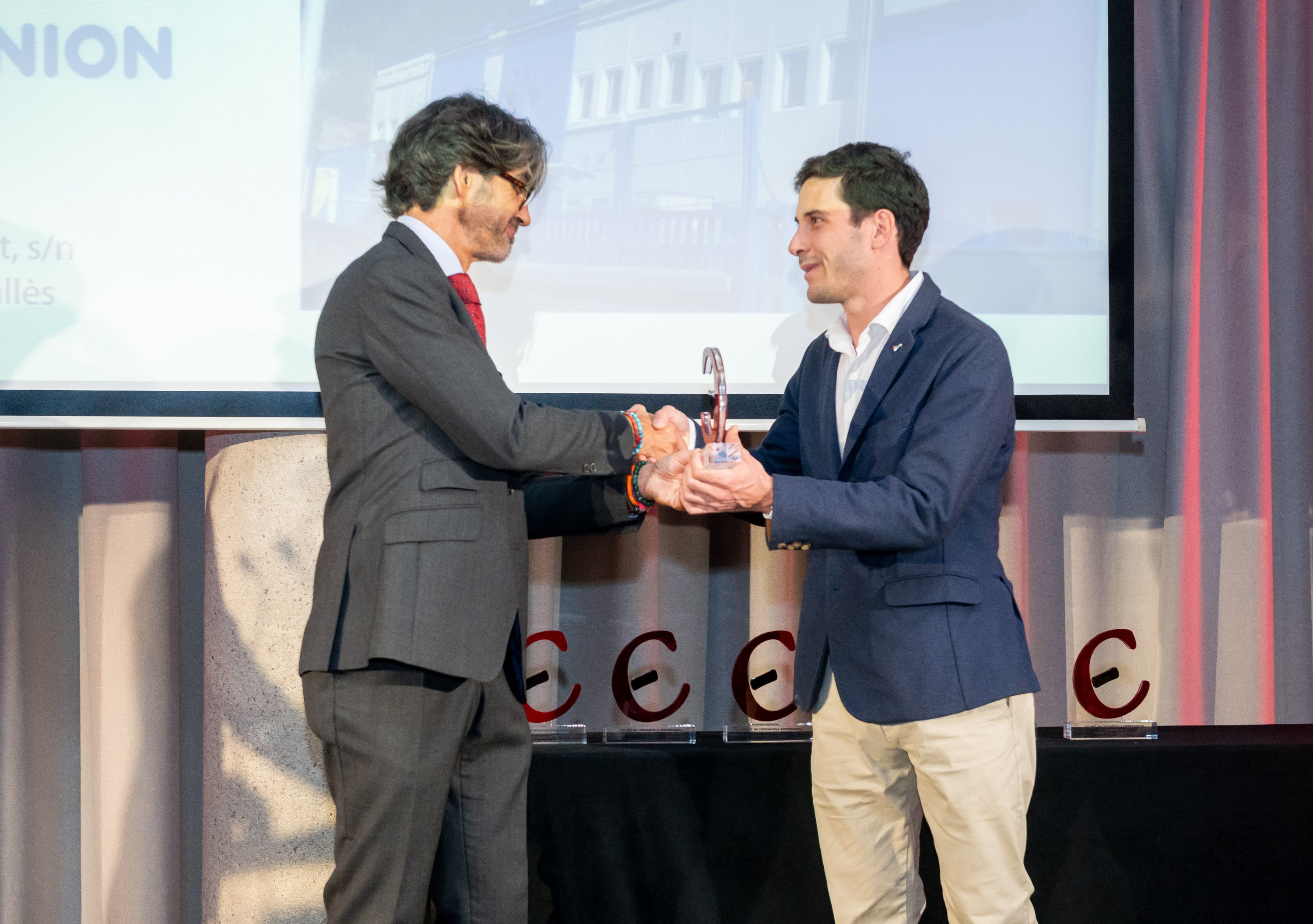 Jaume Maranges lliura el premi de Responsabilitat Social Corporativa a Jaime de la Cruz, director de planta d’ILUNION TextilCare. FOTO: Xavi Olivé