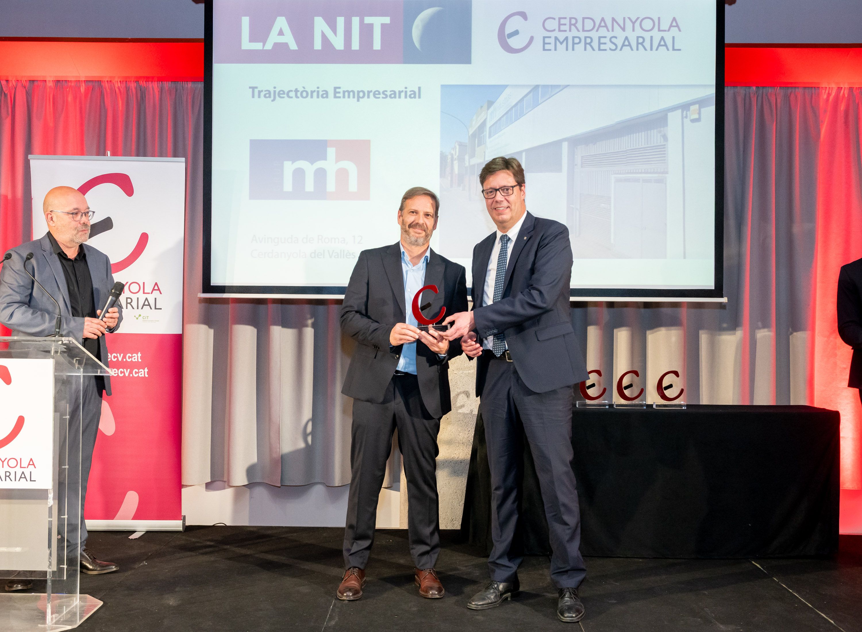 El conseller delegat de Grup MH, Marcos Martín, rep el guardó a la Trajectòria Empresarial de mans de Xavier Roca, director general d’Indústria. FOTO: Xavi Olivé