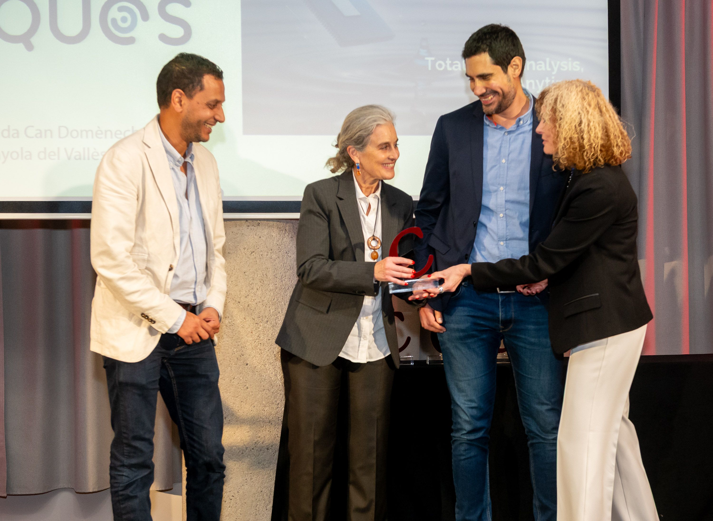 Cecilia Jiménez, Aymen Jemni i Josep Maria Margarit, d’AiQUOS, reben el premi Start-up de la vicerectora de la UAB Rosa M. Sebastian. FOTO: Xavi Olivé 