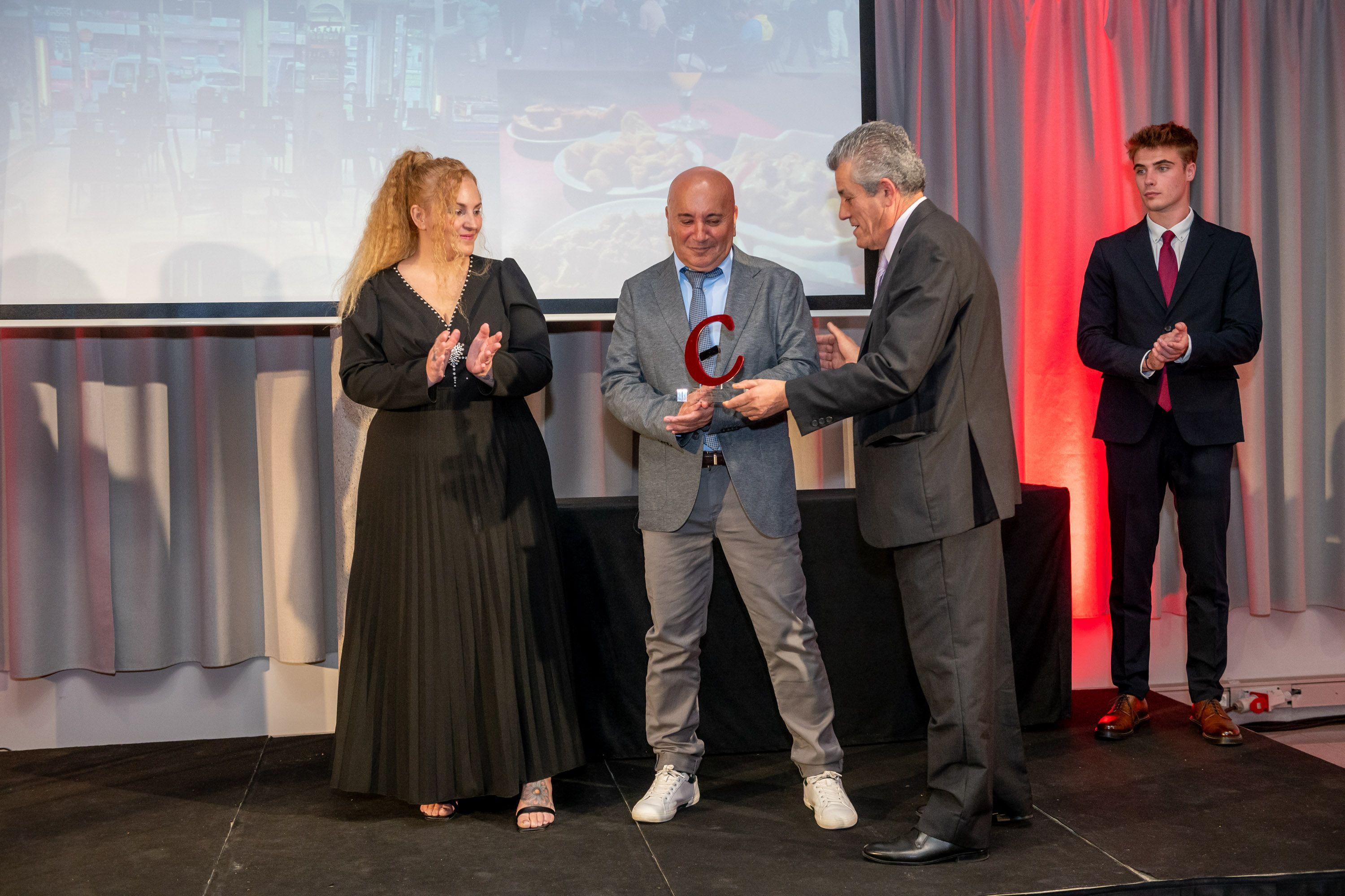 Antonio Castro, president de la Junta Poblacional del Gremi d’Hostalerial, entrega el premi de Restauració a Mario López i Isamar López, de Can Vidal. FOTO: Xavi Olivé