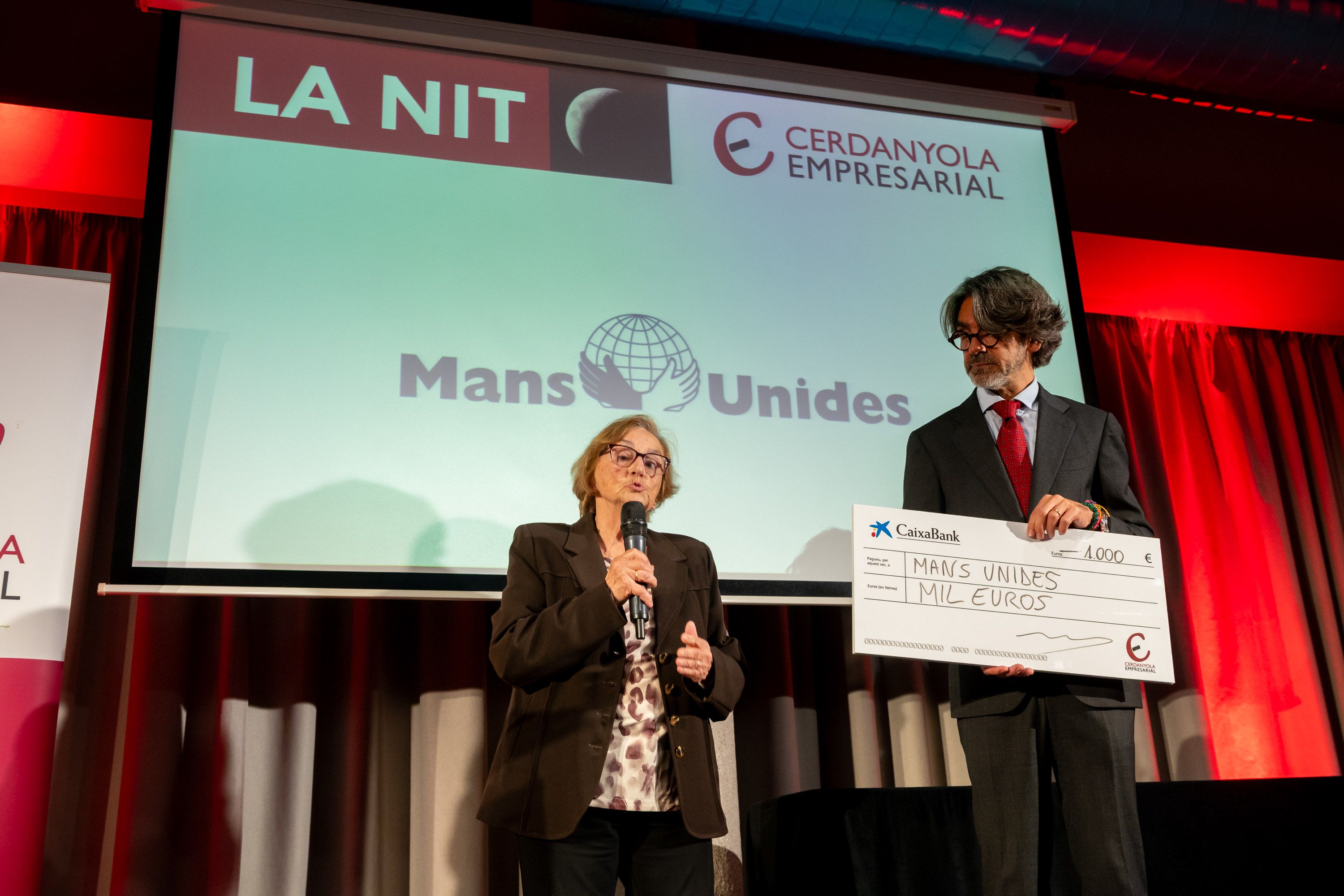 Cristina Real, representant de Mans Unides, va rebre el xec solidari de mans de Jaume Maranges.