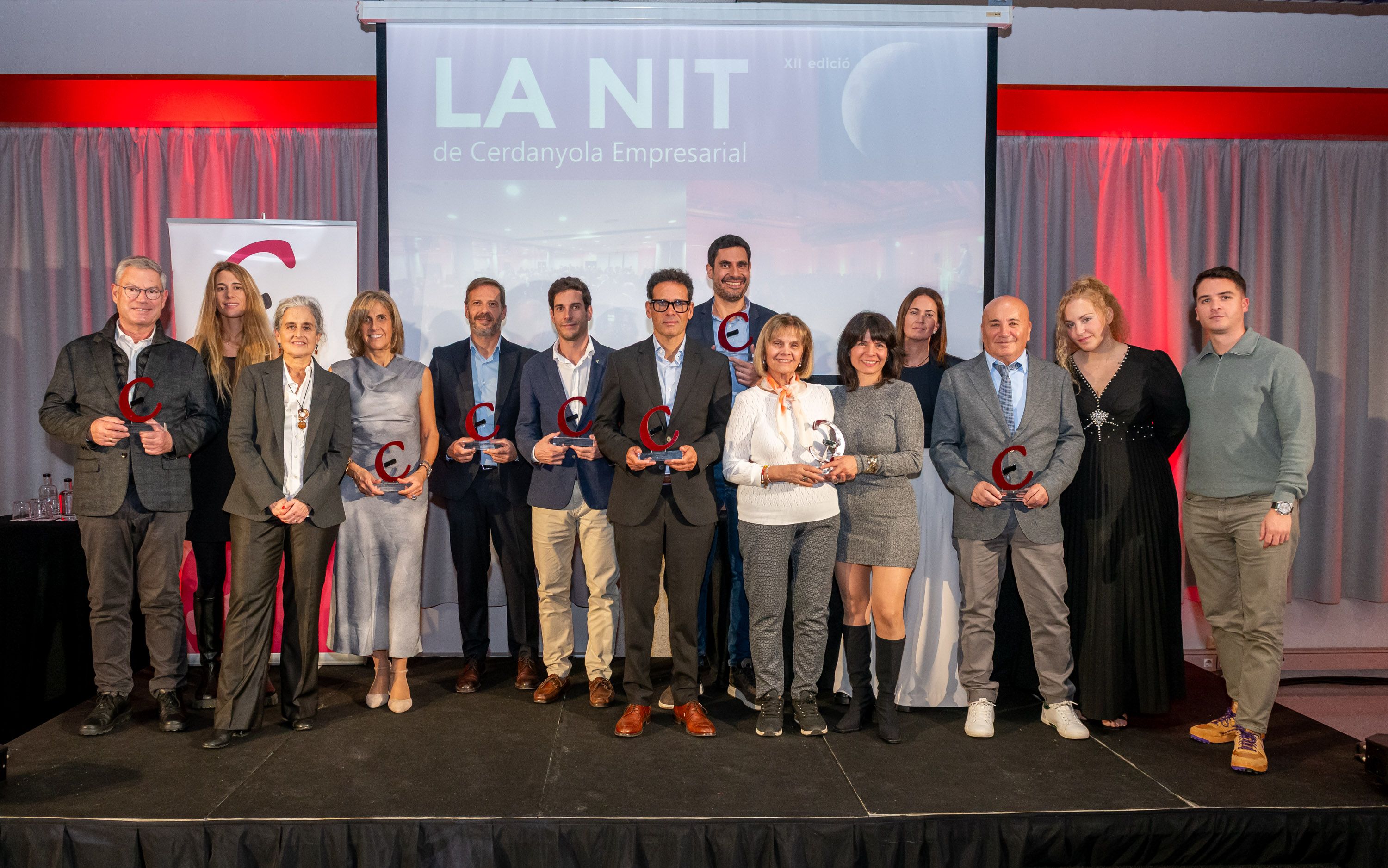Els guanyadors de la Nit de Cerdanyola Empresarial 2025, a l’escenari de l’Hotel Campus. FOTO: Xavi Olivé