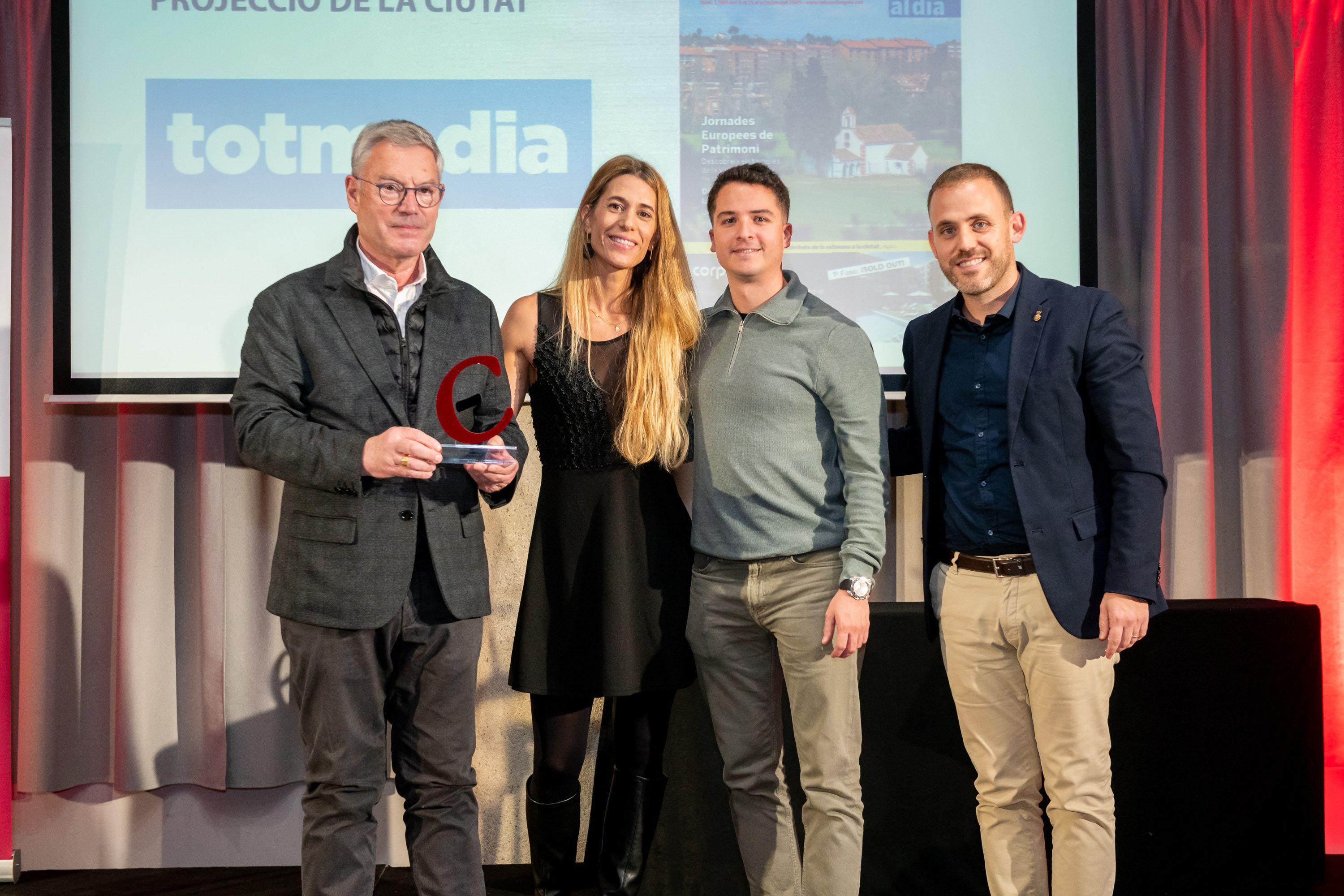 D'esquerra a dreta, Ramon i Laura Grau, Oriol Revaliente i l'alcalde Carlos Cordón. FOTO: Xavier Olivé