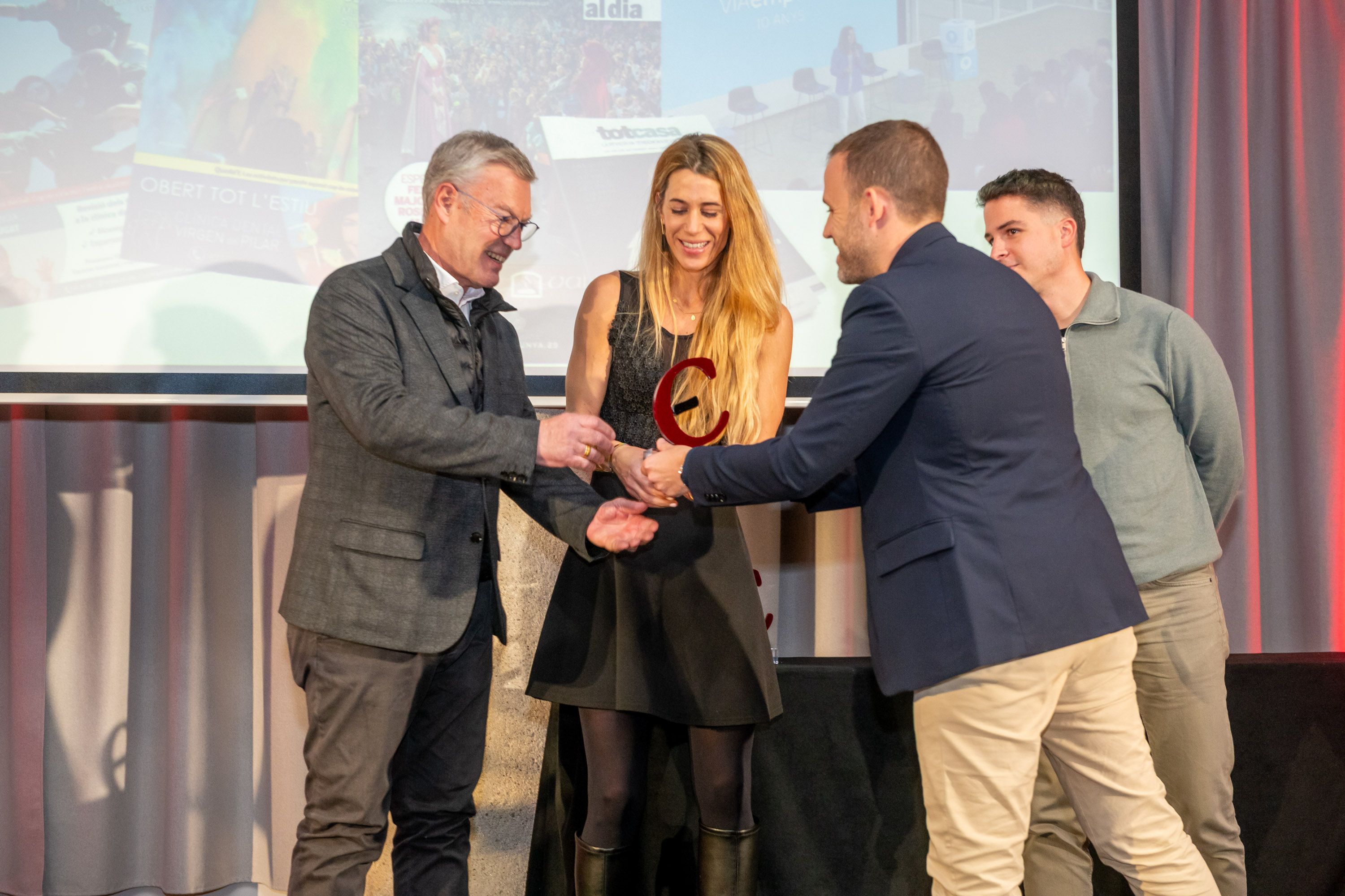 Ramon Grau, Laura Grau i Oriol Revaliente recullen el premi ‘Projecció de Ciutat’ de mans de l’alcalde Carlos Cordón durant la XII Nit de Cerdanyola Empresarial. FOTO: Xavi Olivé