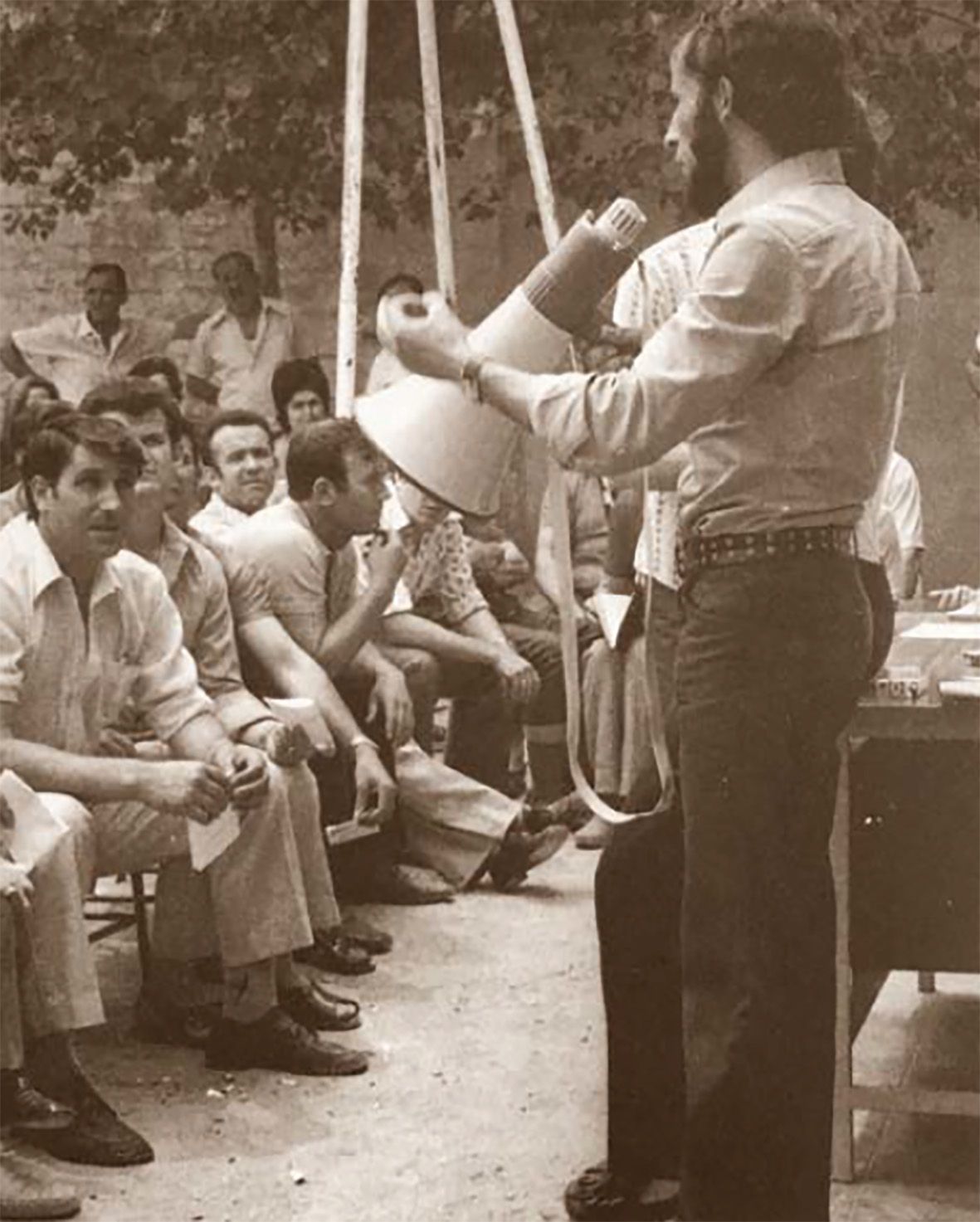 Àngel Bringué, un dels màxims responsables de la revista, parlant en un acte públic davant de Celestino Sánchez