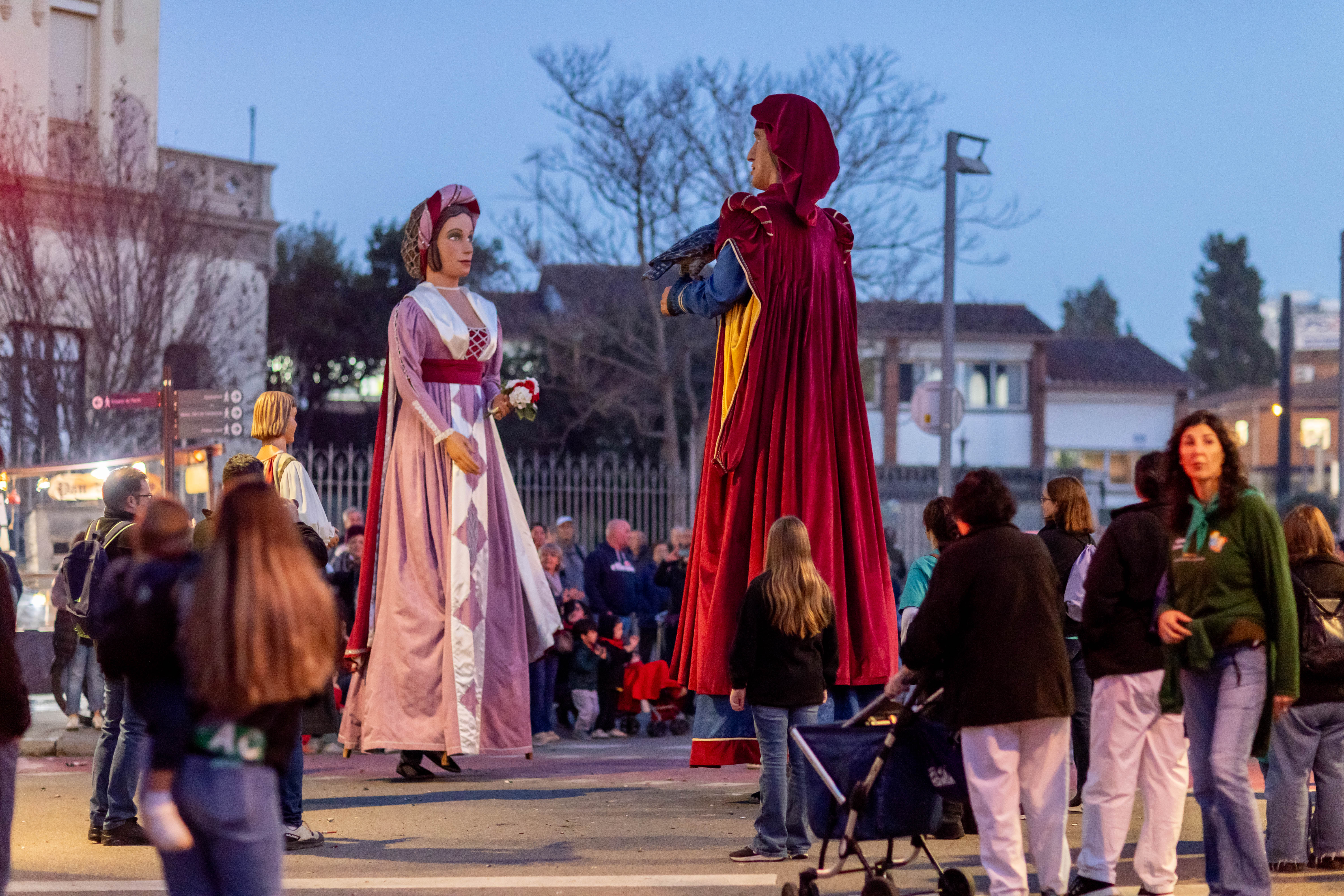 El Seguici de Cultura Popular, amb la participació de les colles i entitats locals, ha omplert els carrers del centre i la plaça de Sant Ramon d’alegria, foc i tradició durant l’inici del cap de setmana gran de Sant Martí. FOTO: Arnau Padilla