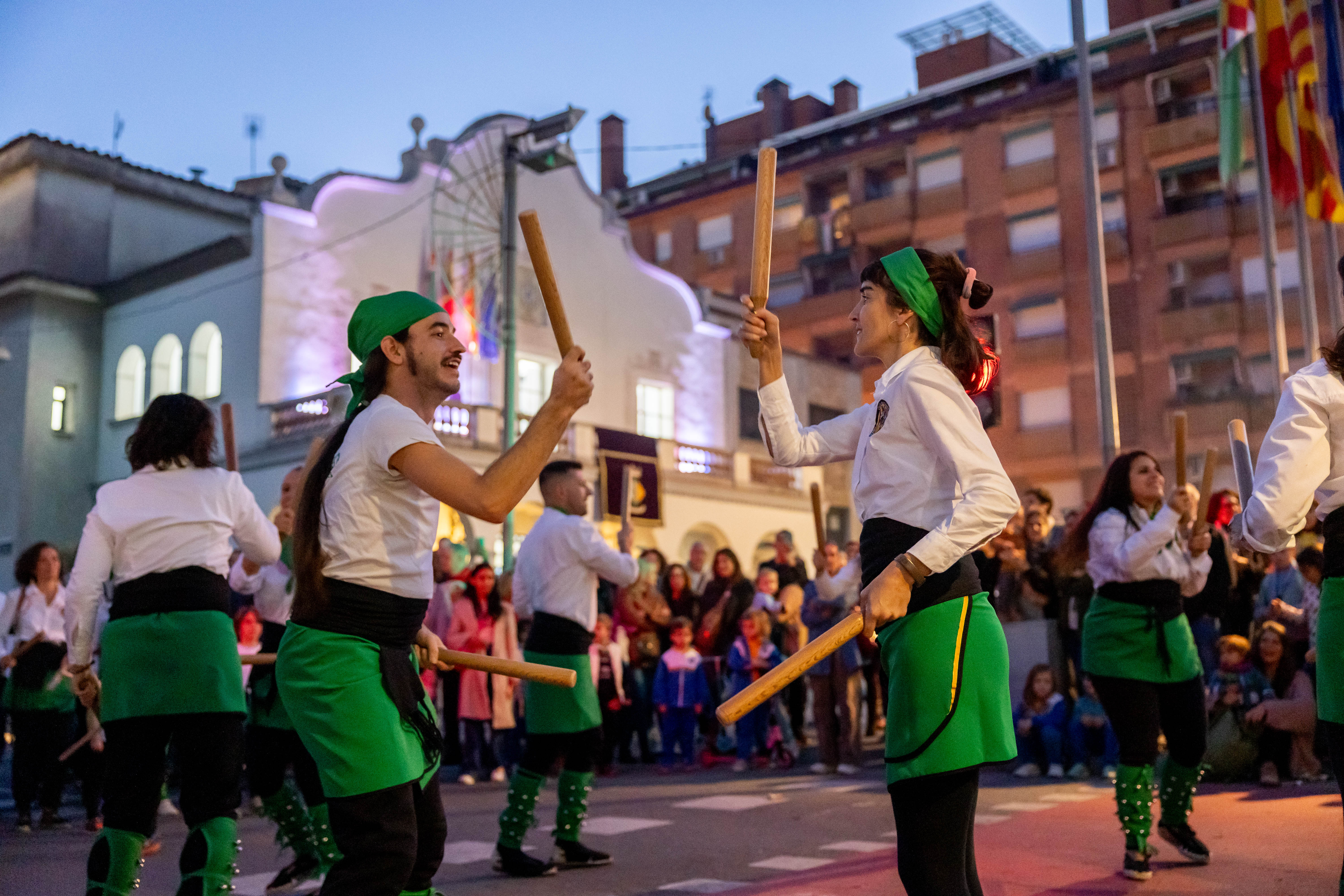 El Seguici de Cultura Popular, amb la participació de les colles i entitats locals, ha omplert els carrers del centre i la plaça de Sant Ramon d’alegria, foc i tradició durant l’inici del cap de setmana gran de Sant Martí. FOTO: Arnau Padilla