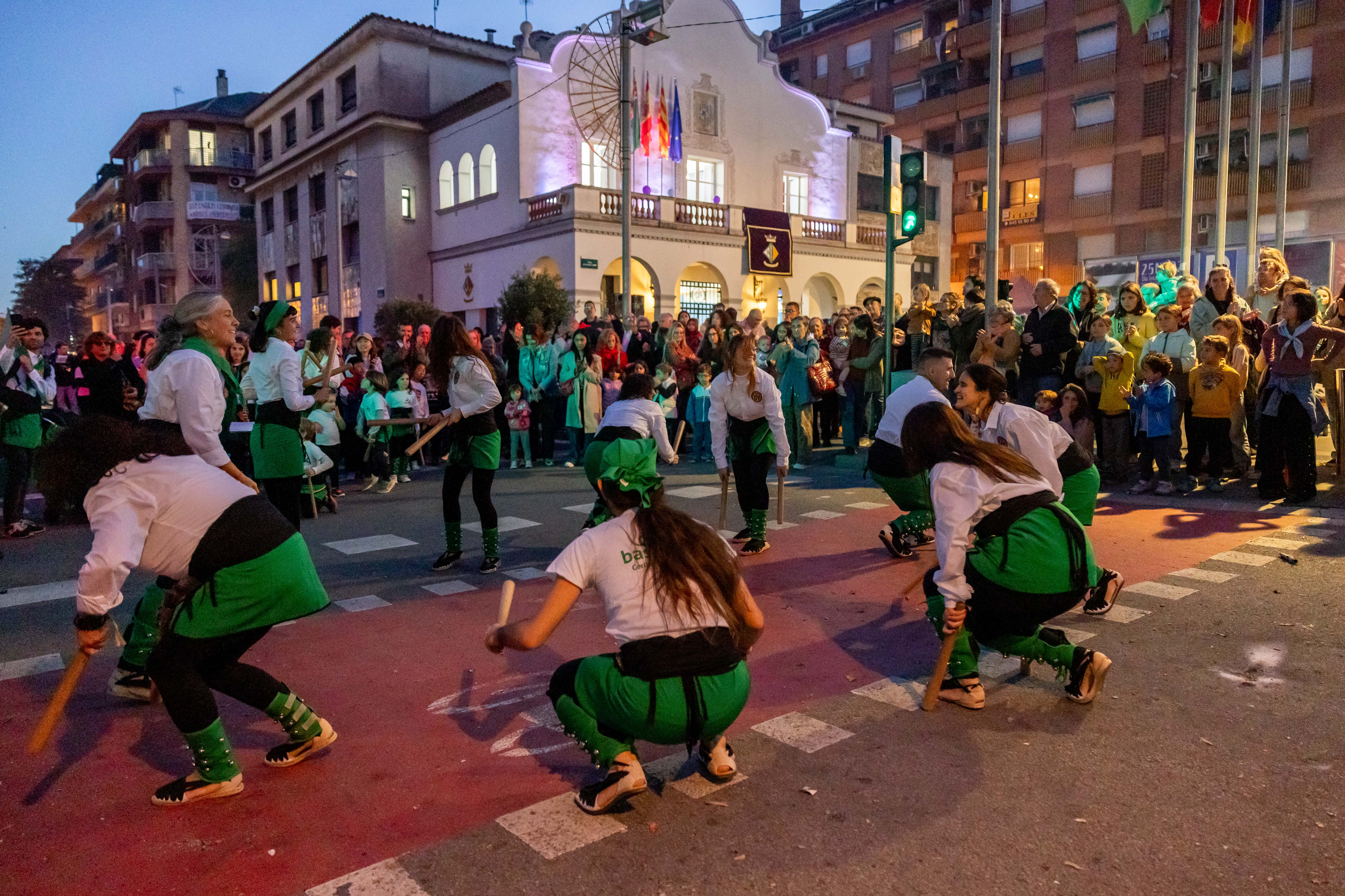 El Seguici de Cultura Popular, amb la participació de les colles i entitats locals, ha omplert els carrers del centre i la plaça de Sant Ramon d’alegria, foc i tradició durant l’inici del cap de setmana gran de Sant Martí. FOTO: Arnau Padilla