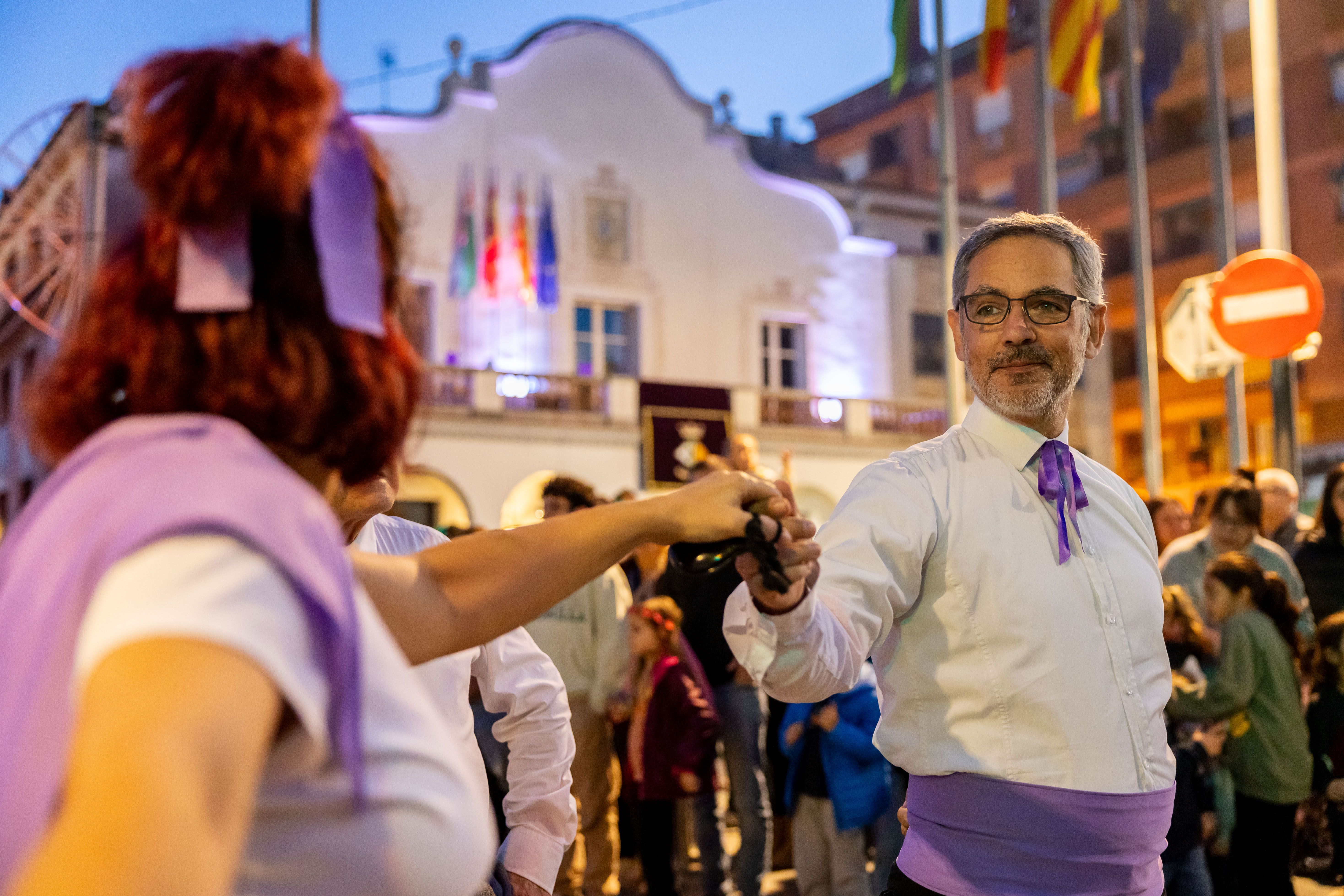 El Seguici de Cultura Popular, amb la participació de les colles i entitats locals, ha omplert els carrers del centre i la plaça de Sant Ramon d’alegria, foc i tradició durant l’inici del cap de setmana gran de Sant Martí. FOTO: Arnau Padilla