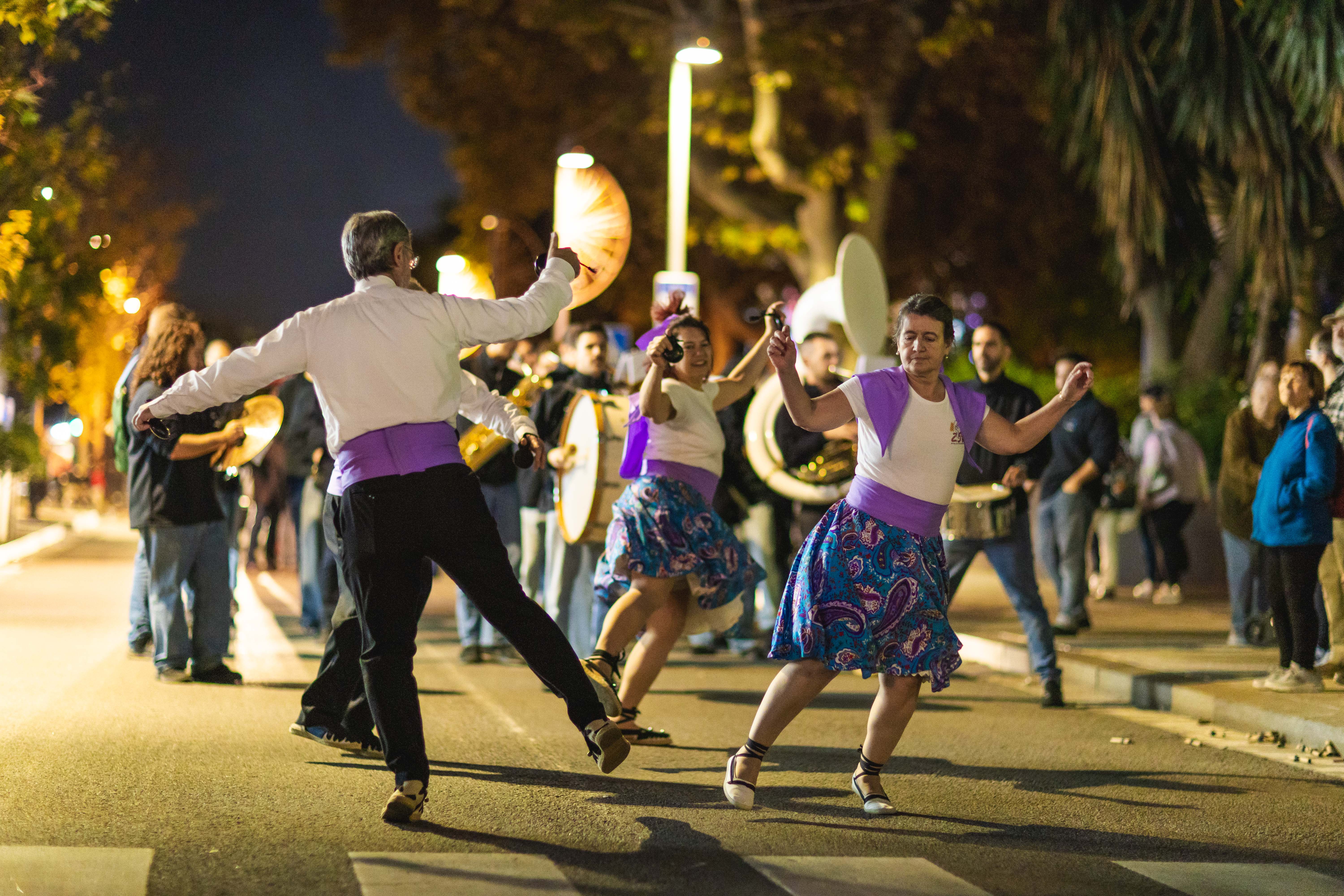 El Seguici de Cultura Popular, amb la participació de les colles i entitats locals, ha omplert els carrers del centre i la plaça de Sant Ramon d’alegria, foc i tradició durant l’inici del cap de setmana gran de Sant Martí. FOTO: Arnau Padilla