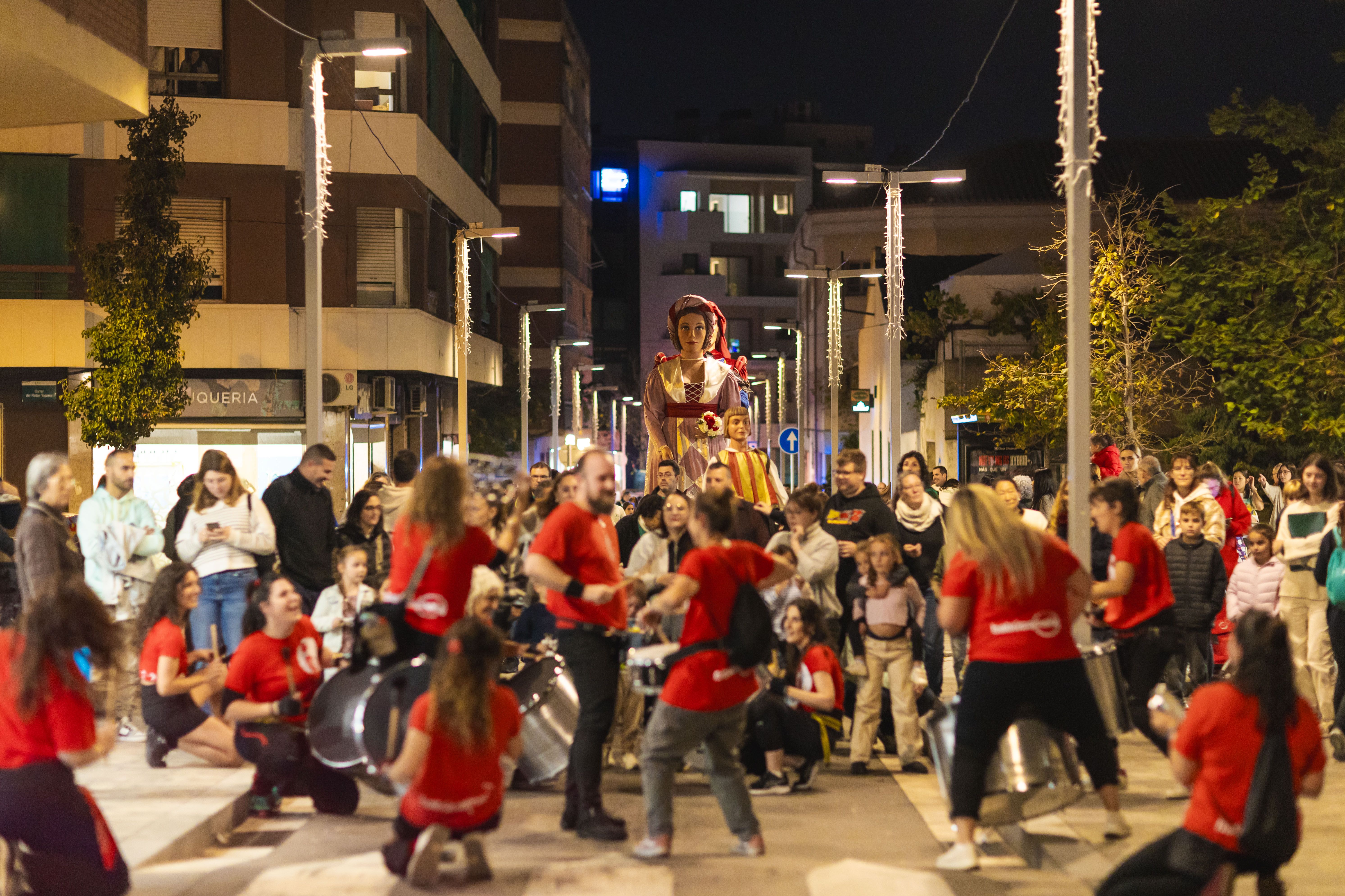 El Seguici de Cultura Popular, amb la participació de les colles i entitats locals, ha omplert els carrers del centre i la plaça de Sant Ramon d’alegria, foc i tradició durant l’inici del cap de setmana gran de Sant Martí. FOTO: Arnau Padilla