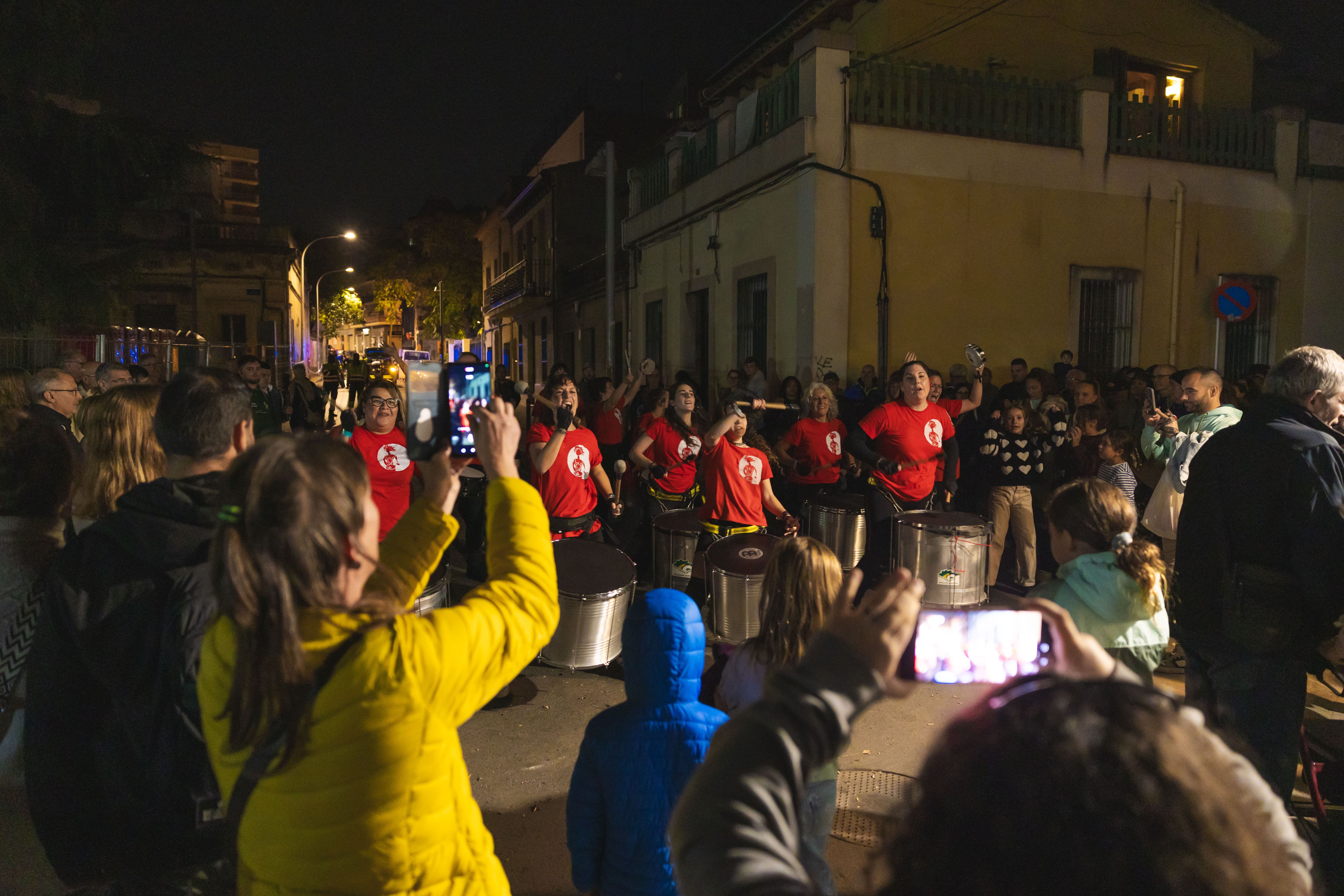 El Seguici de Cultura Popular, amb la participació de les colles i entitats locals, ha omplert els carrers del centre i la plaça de Sant Ramon d’alegria, foc i tradició durant l’inici del cap de setmana gran de Sant Martí. FOTO: Arnau Padilla