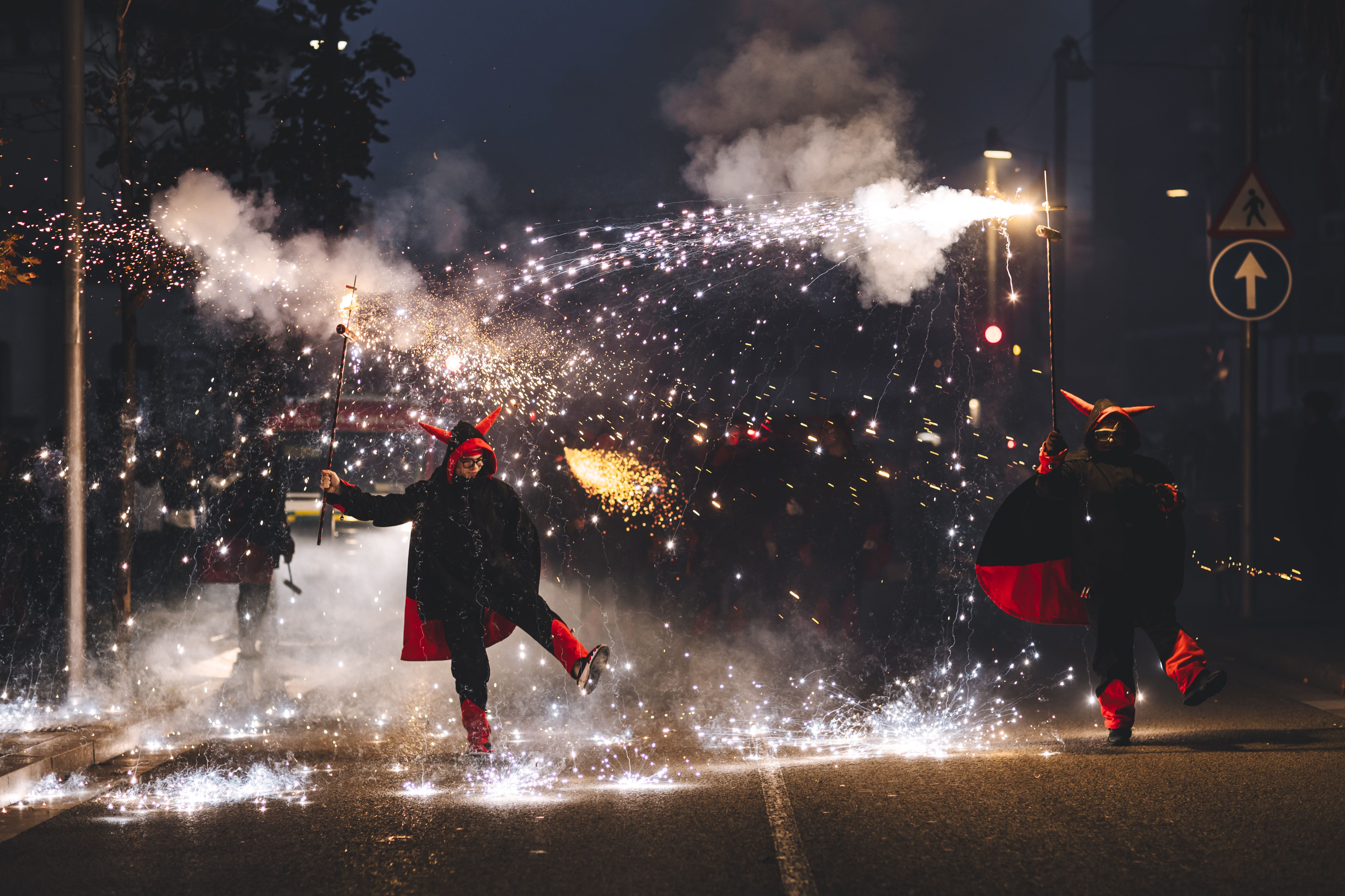 El Seguici de Cultura Popular, amb la participació de les colles i entitats locals, ha omplert els carrers del centre i la plaça de Sant Ramon d’alegria, foc i tradició durant l’inici del cap de setmana gran de Sant Martí. FOTO: Arnau Padilla
