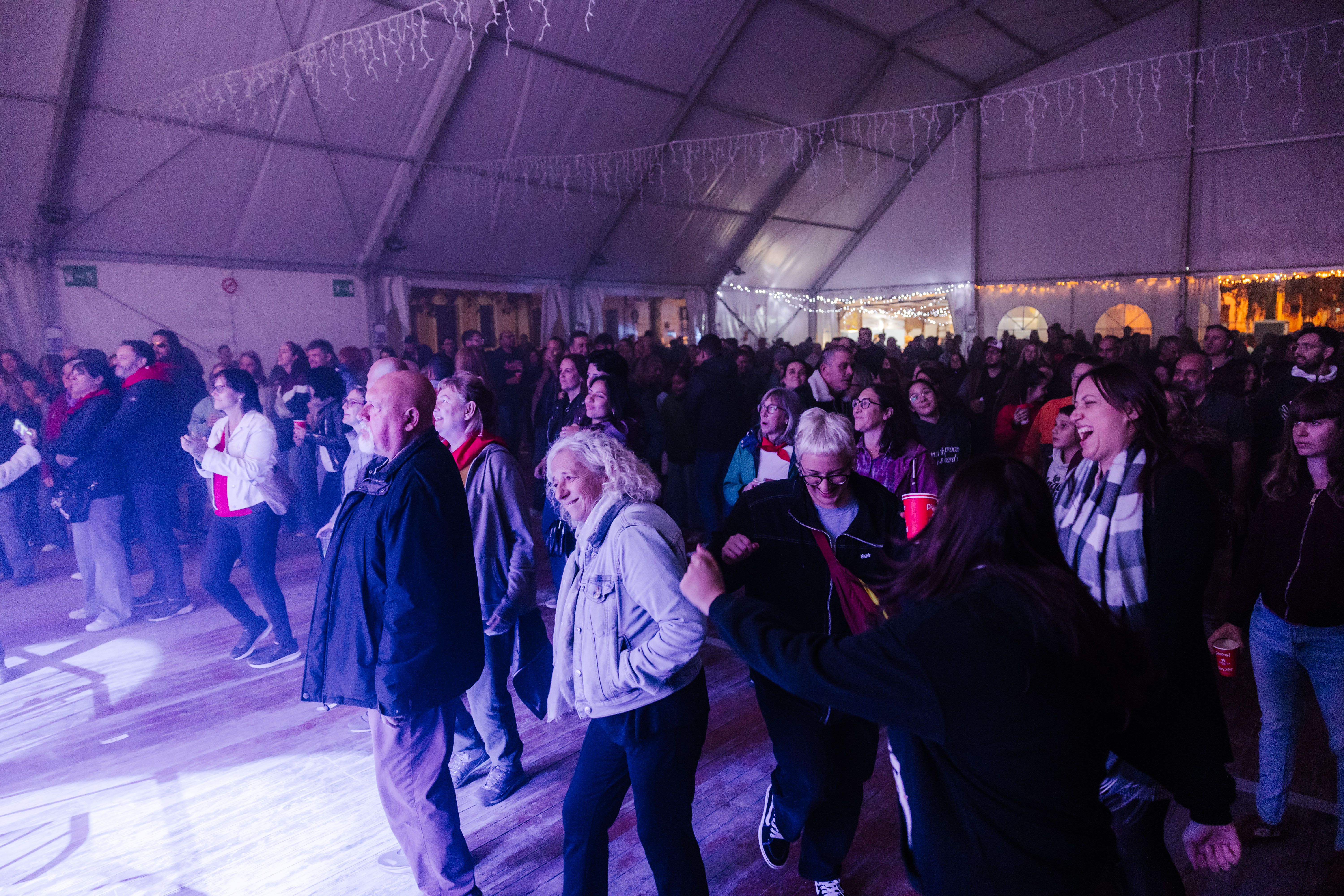 La Martinada reuneix centenars de persones a la plaça de Sant Ramon i control d’accés per primera vegada a l'envelat. FOTOS: Arnau Padilla.