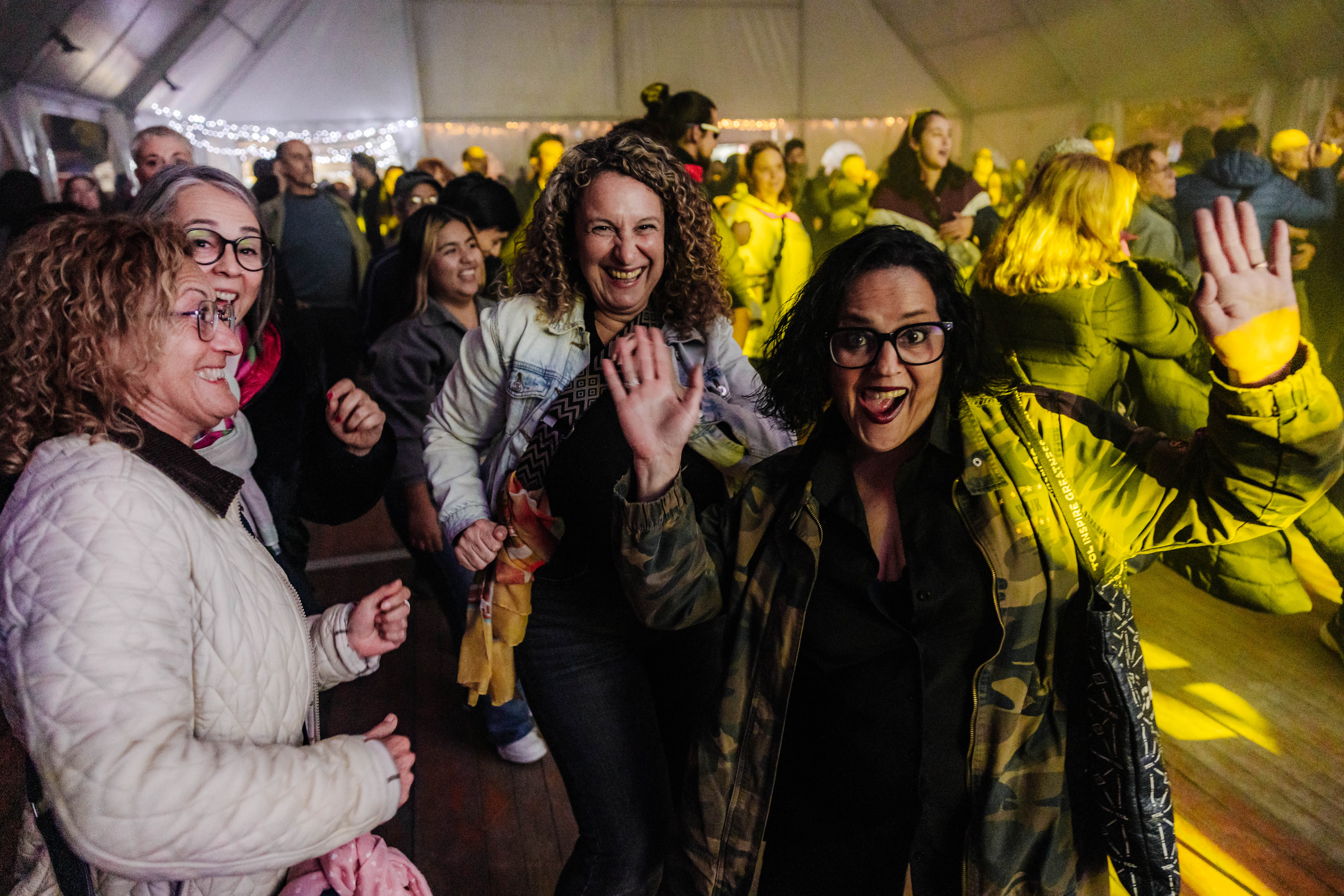 La Martinada reuneix centenars de persones a la plaça de Sant Ramon i control d’accés per primera vegada a l'envelat. FOTOS: Arnau Padilla.