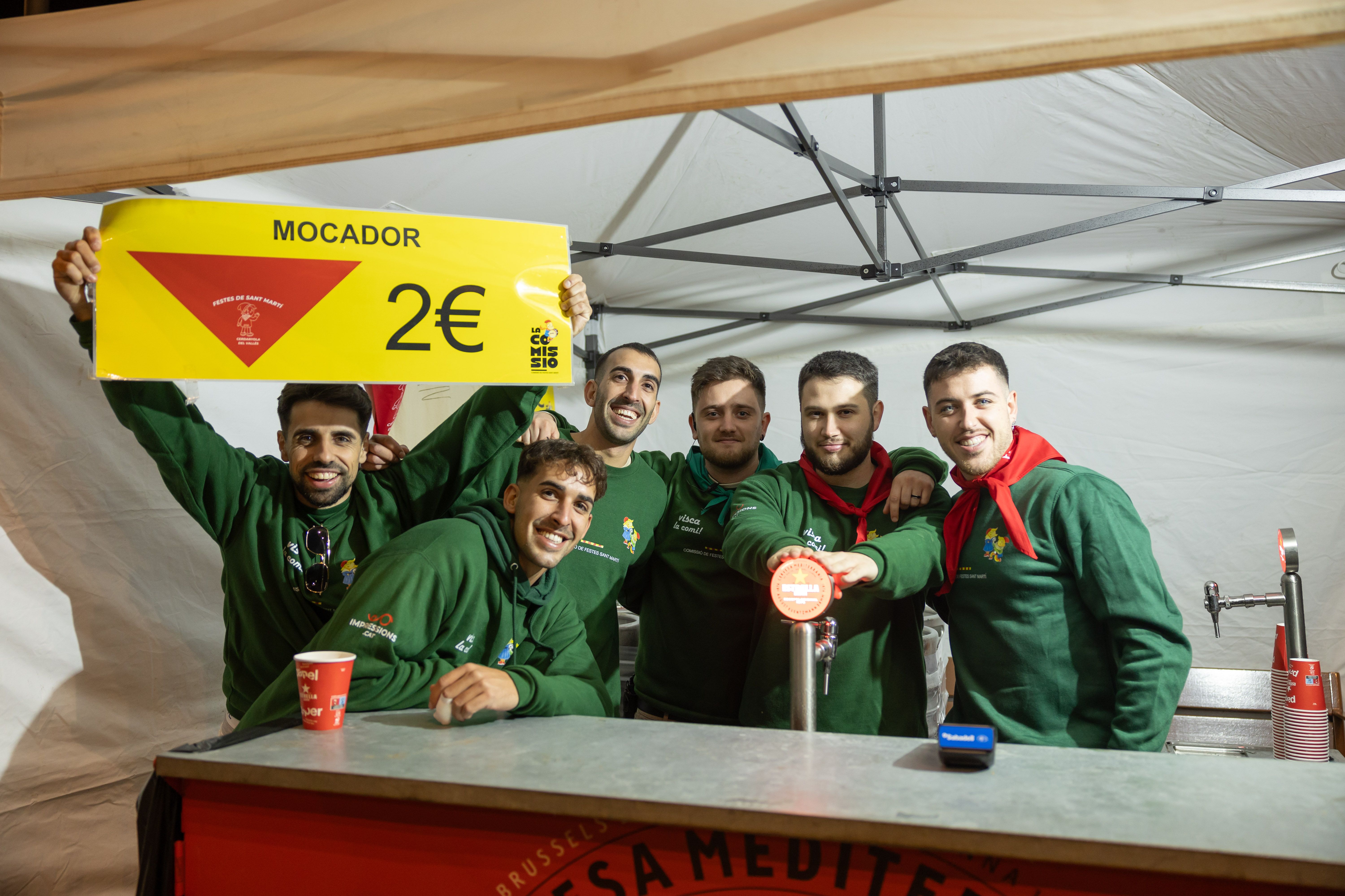 La Martinada reuneix centenars de persones a la plaça de Sant Ramon i control d’accés per primera vegada a l'envelat. FOTOS: Arnau Padilla.