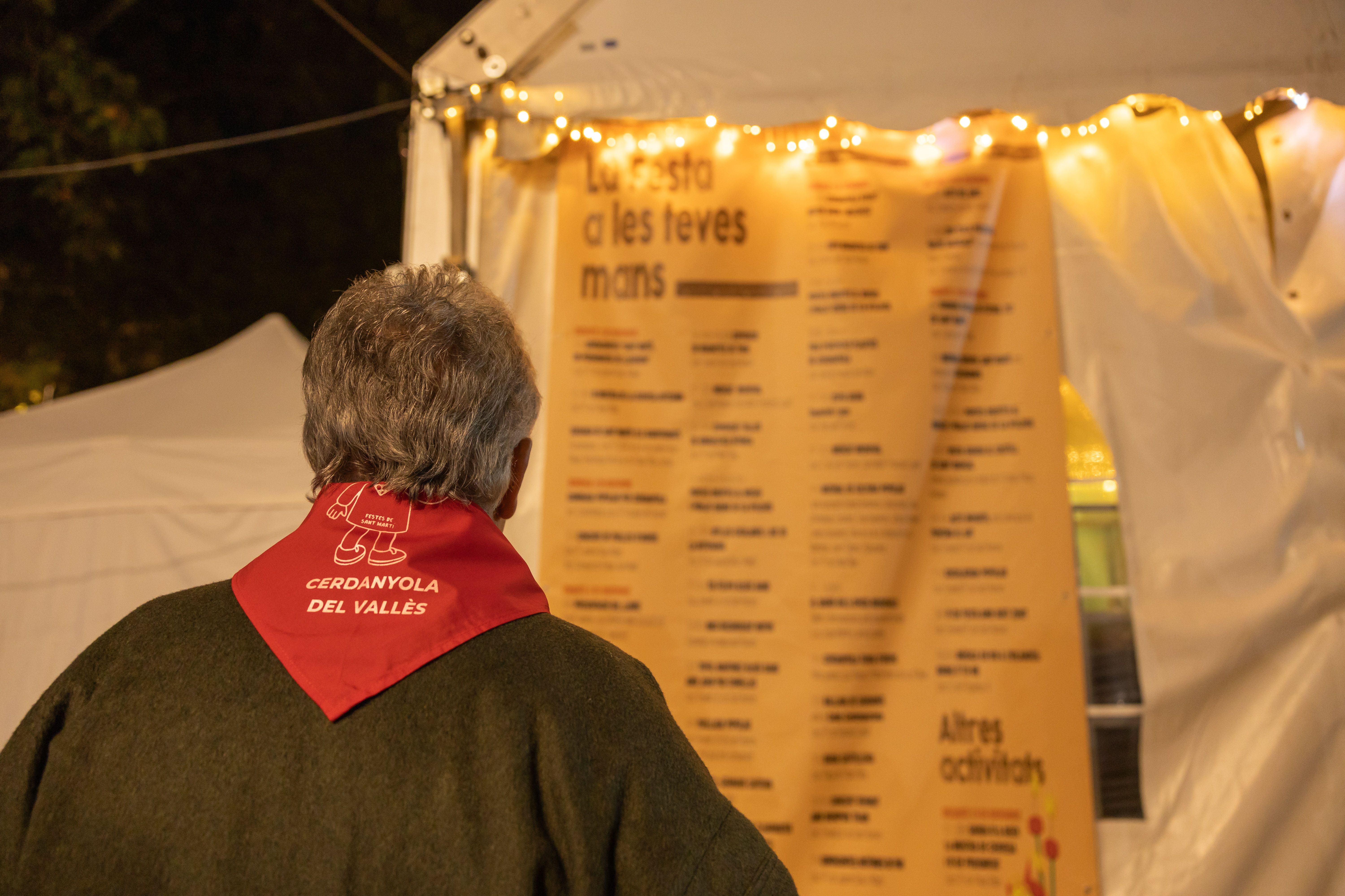 La Martinada reuneix centenars de persones a la plaça de Sant Ramon i control d’accés per primera vegada a l'envelat. FOTOS: Arnau Padilla.