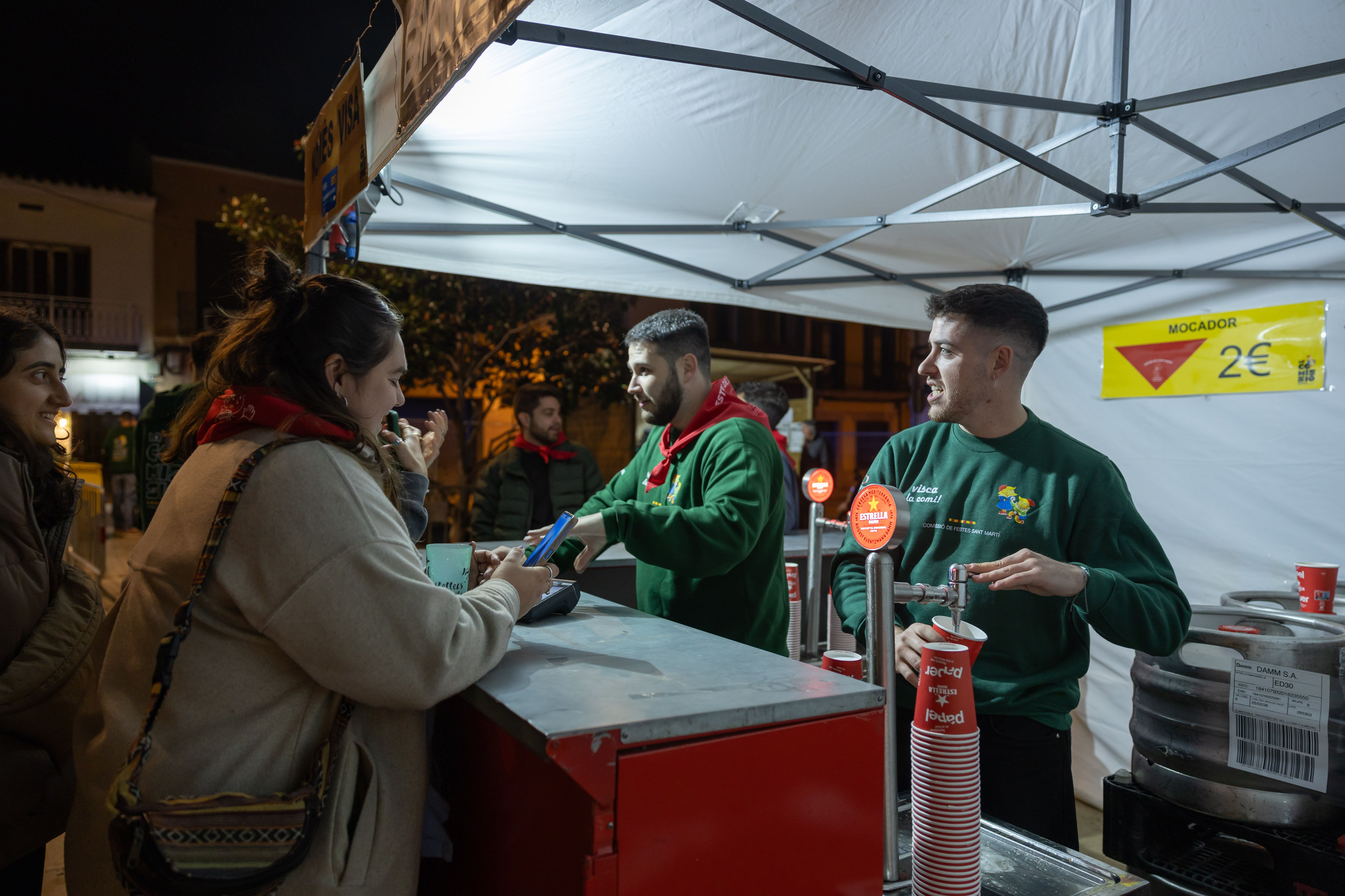 La Martinada reuneix centenars de persones a la plaça de Sant Ramon i control d’accés per primera vegada a l'envelat. FOTOS: Arnau Padilla.