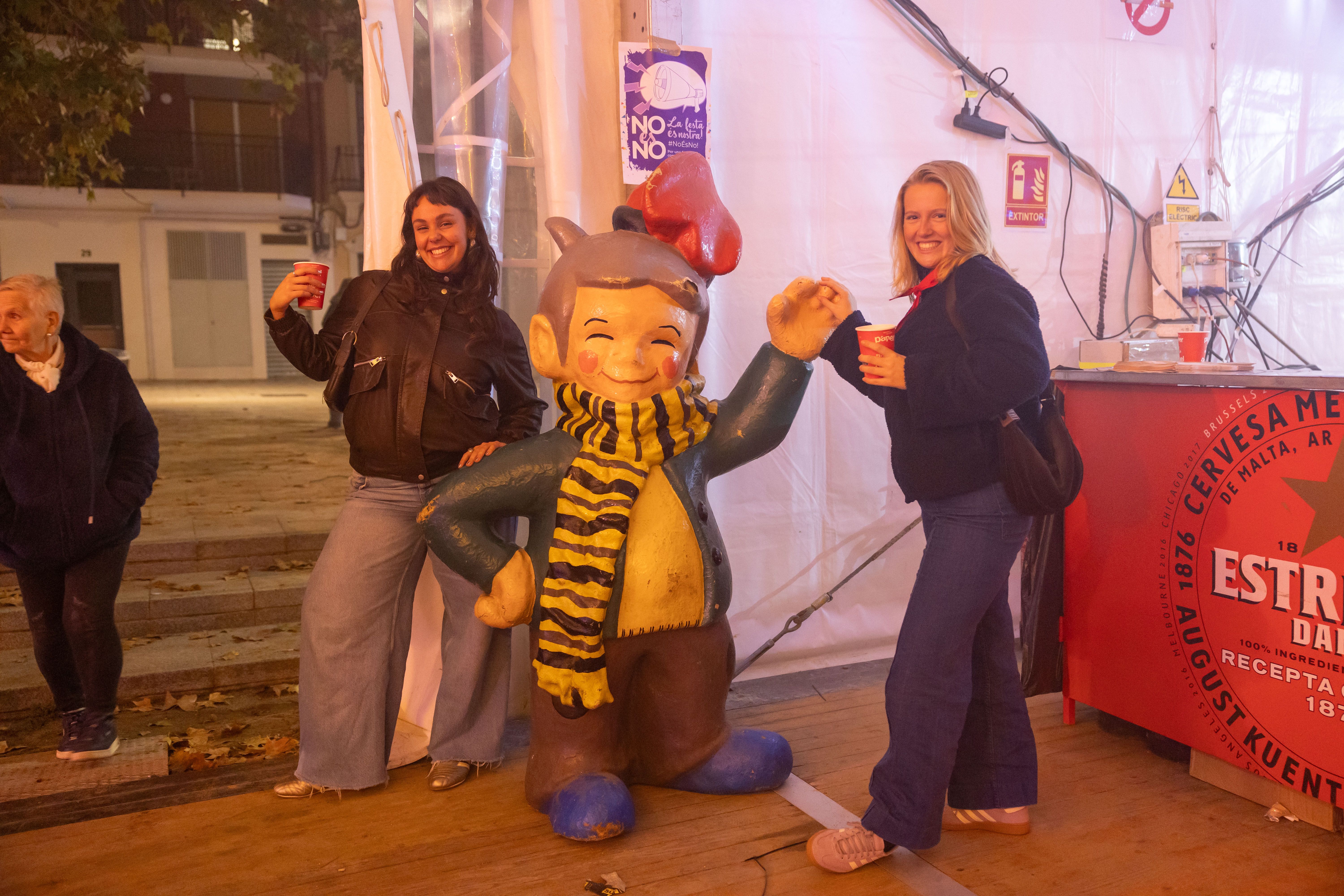 La Martinada reuneix centenars de persones a la plaça de Sant Ramon i control d’accés per primera vegada a l'envelat. FOTOS: Arnau Padilla.