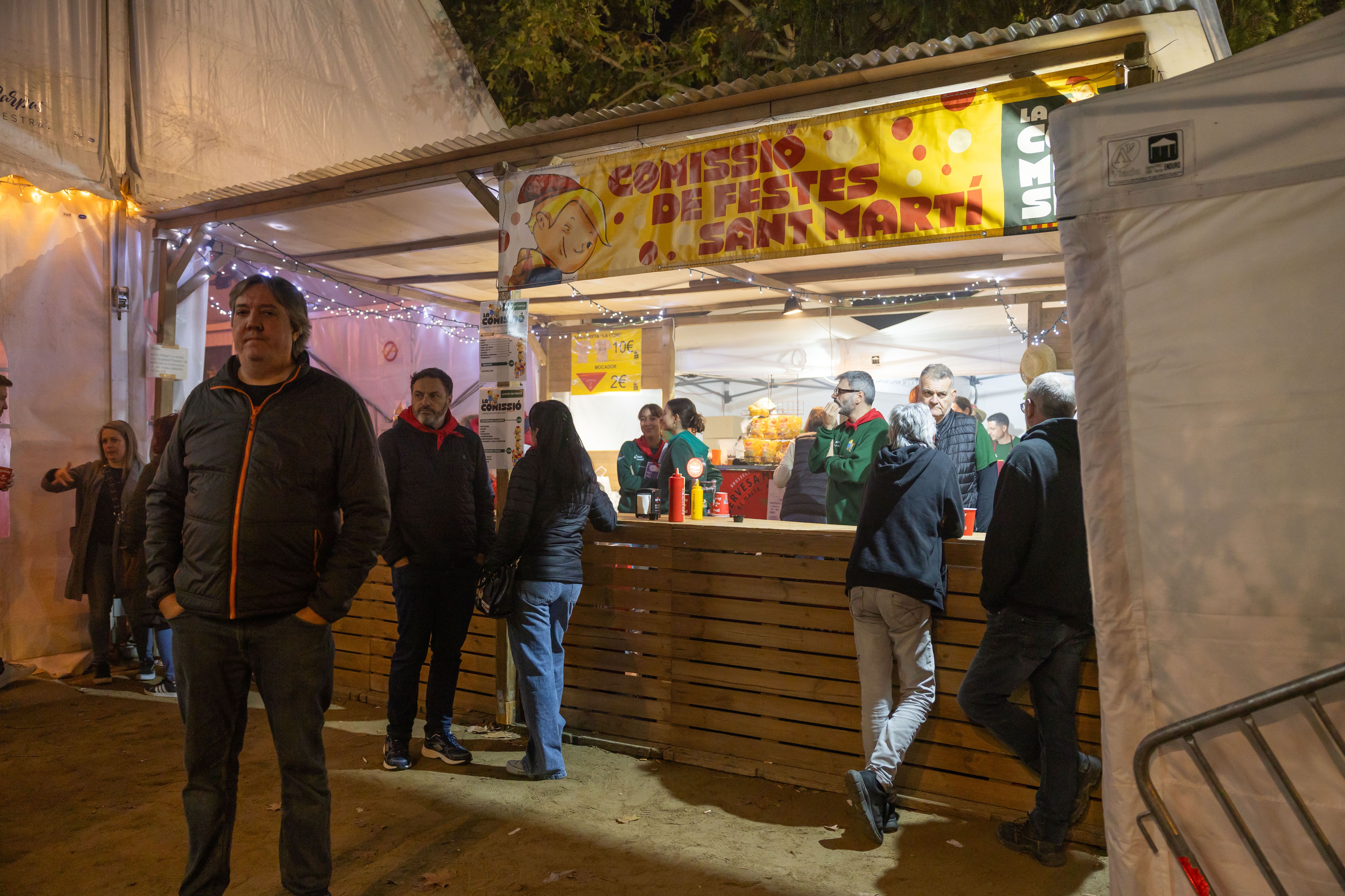 La Martinada reuneix centenars de persones a la plaça de Sant Ramon i control d’accés per primera vegada a l'envelat. FOTOS: Arnau Padilla.
