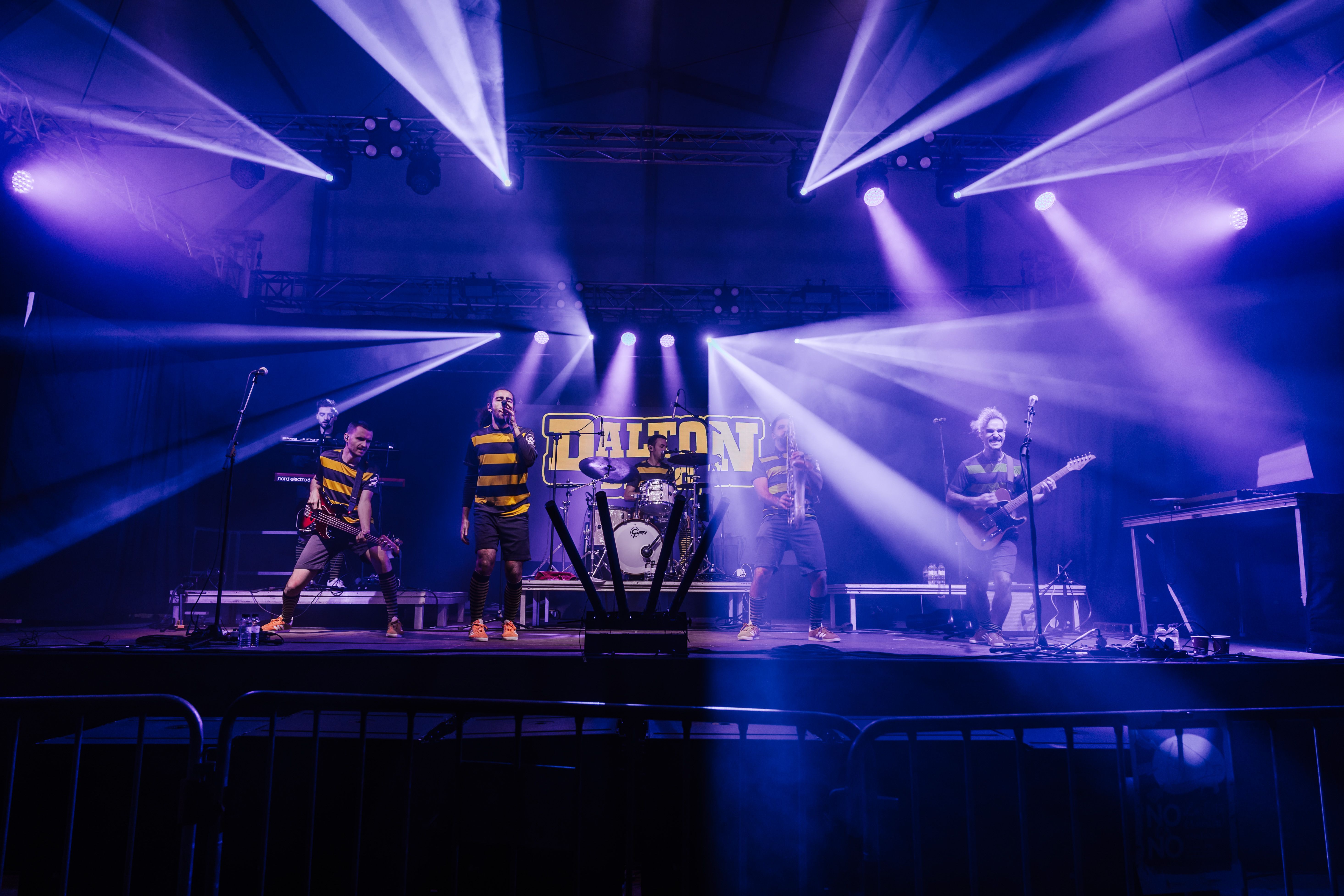 La Martinada reuneix centenars de persones a la plaça de Sant Ramon i control d’accés per primera vegada a l'envelat. FOTOS: Arnau Padilla.