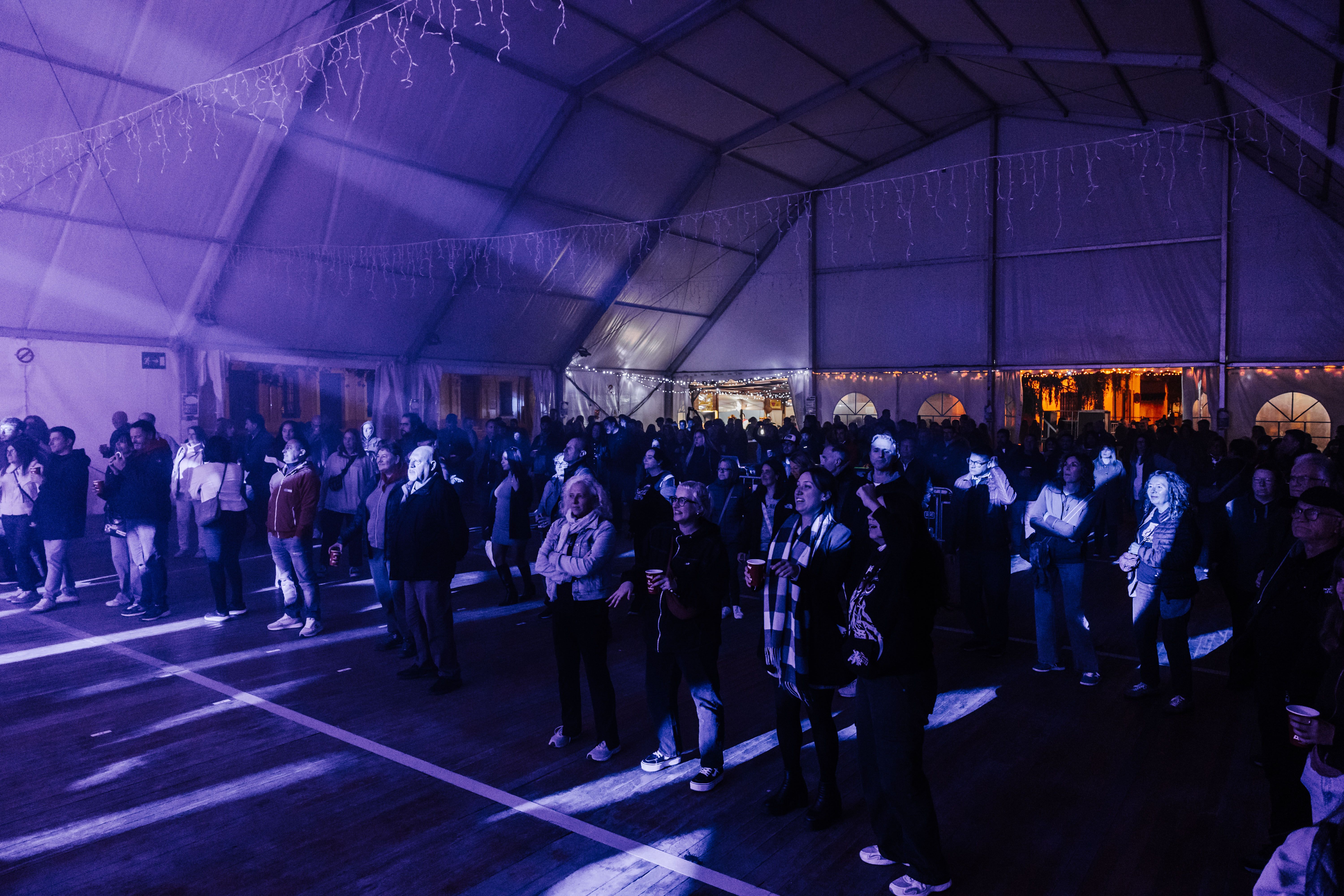 La Martinada reuneix centenars de persones a la plaça de Sant Ramon i control d’accés per primera vegada a l'envelat. FOTOS: Arnau Padilla.