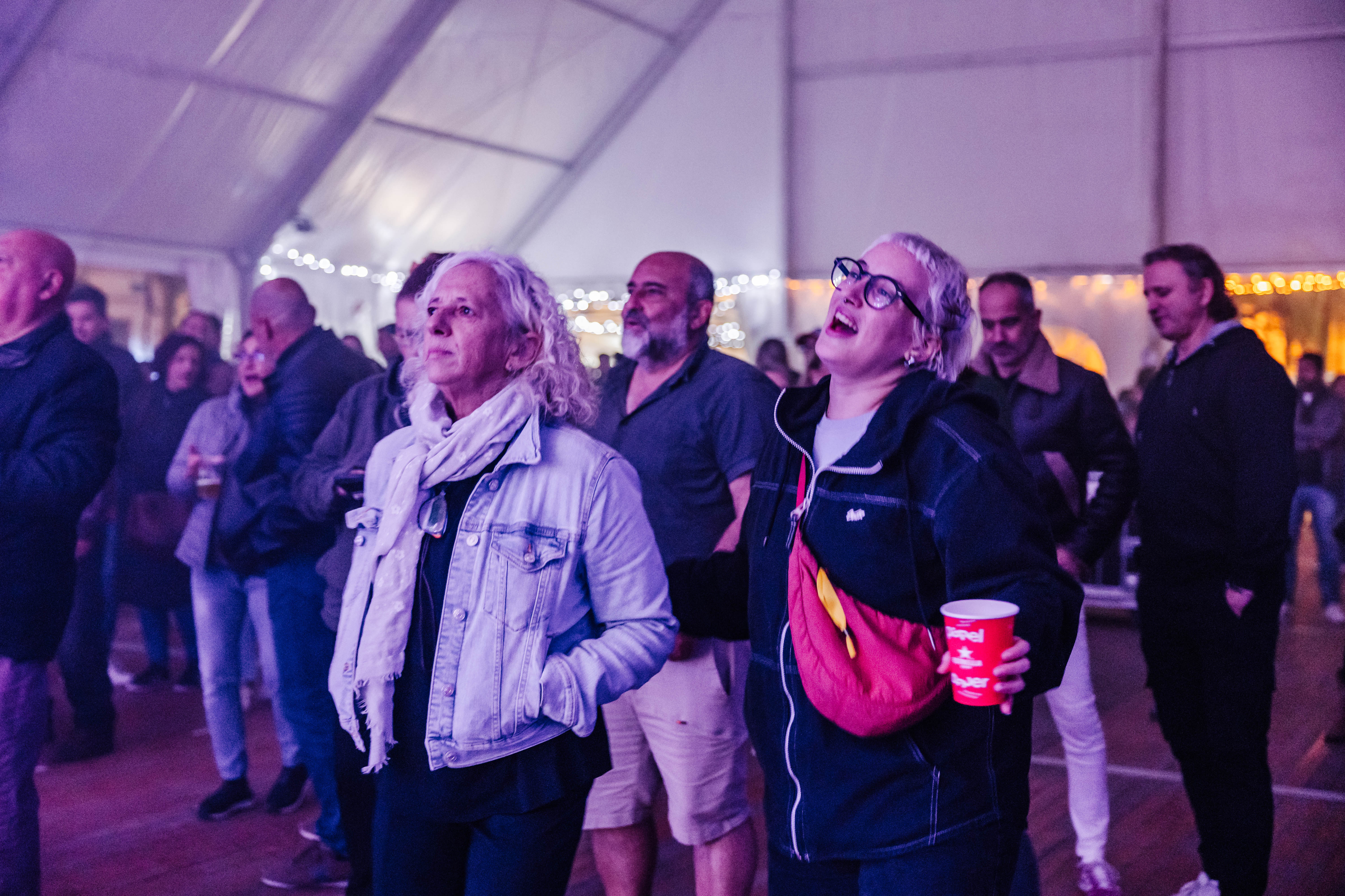 La Martinada reuneix centenars de persones a la plaça de Sant Ramon i control d’accés per primera vegada a l'envelat. FOTOS: Arnau Padilla.