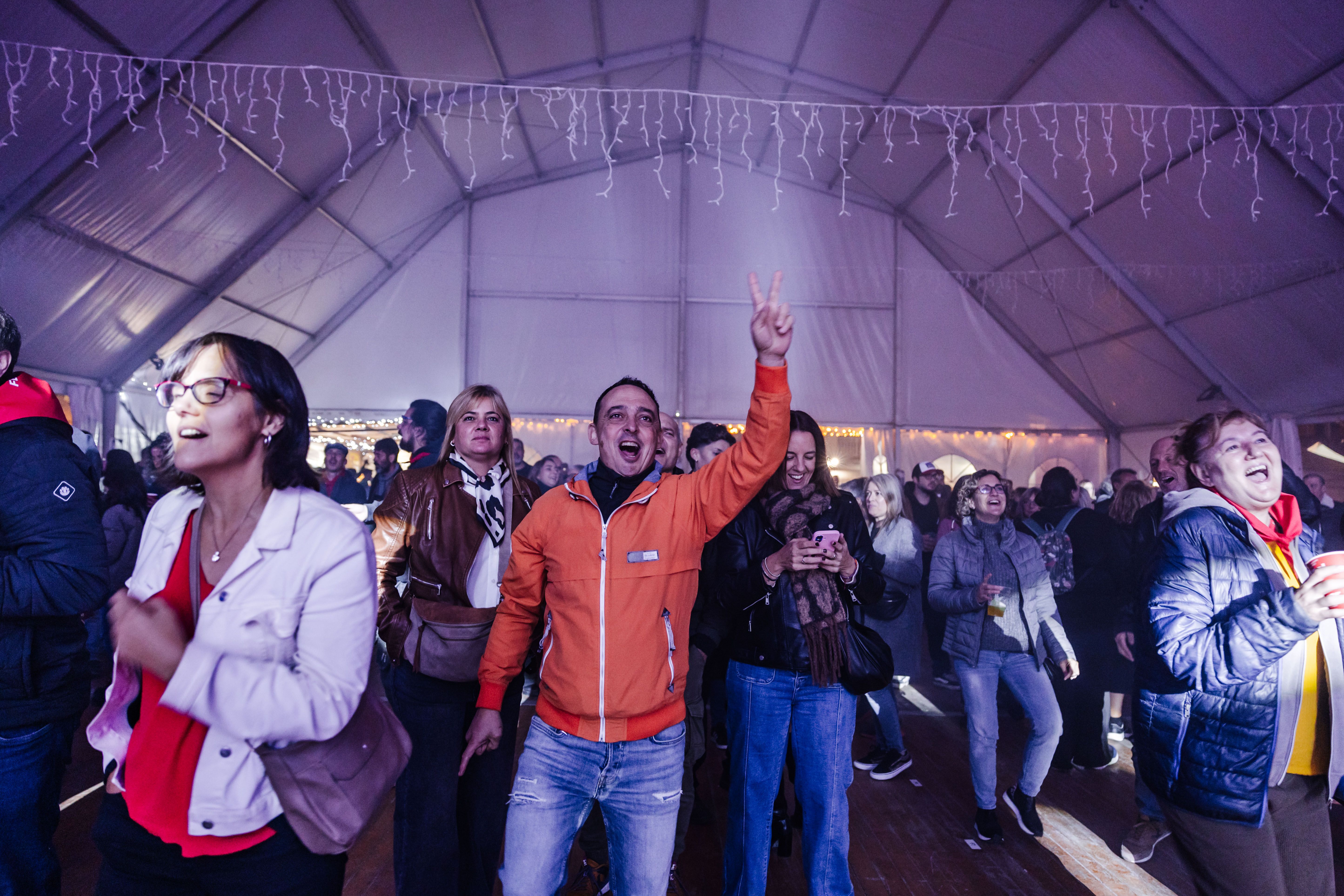La Martinada reuneix centenars de persones a la plaça de Sant Ramon i control d’accés per primera vegada a l'envelat. FOTOS: Arnau Padilla.