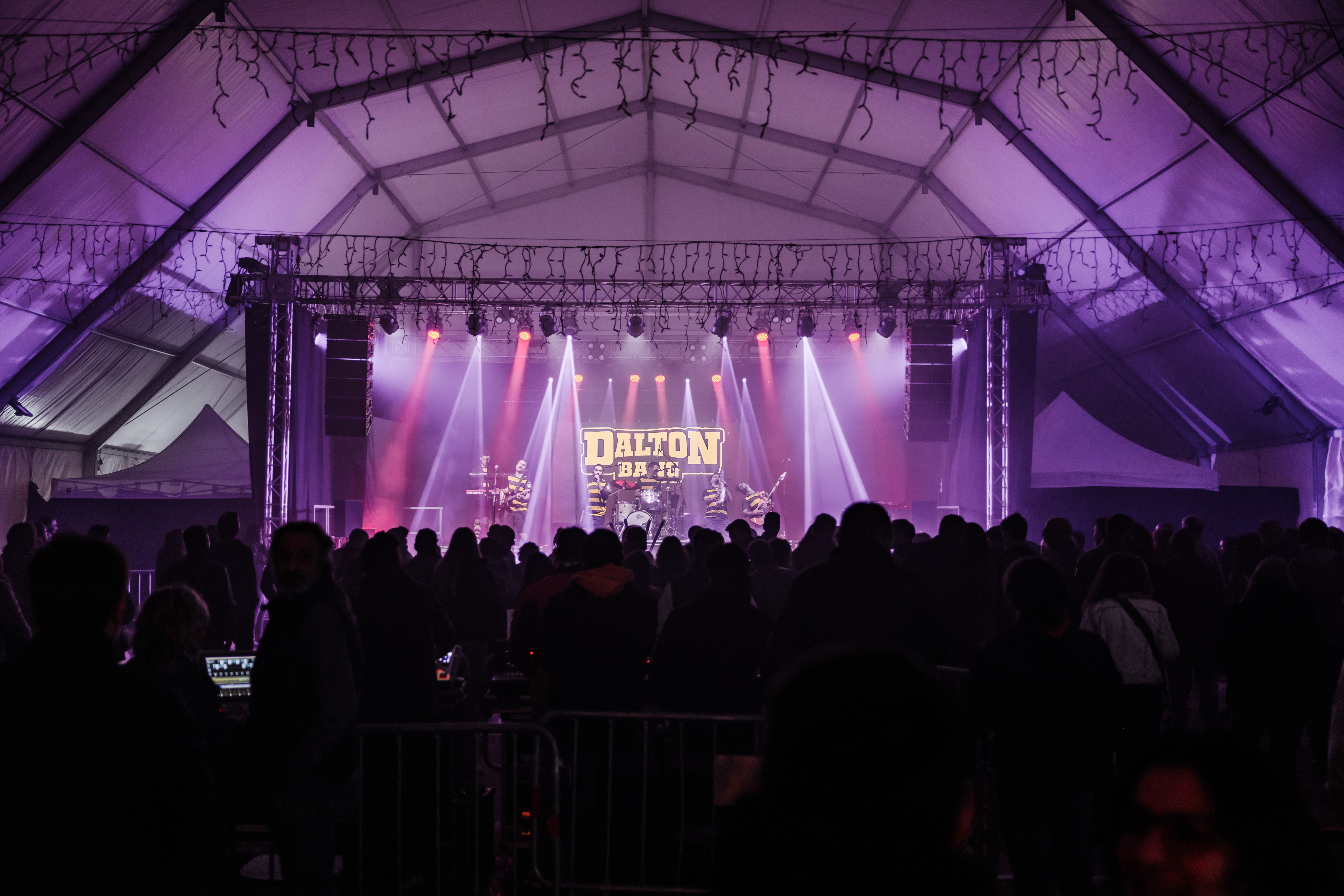 La Martinada reuneix centenars de persones a la plaça de Sant Ramon i control d’accés per primera vegada a l'envelat. FOTOS: Arnau Padilla.