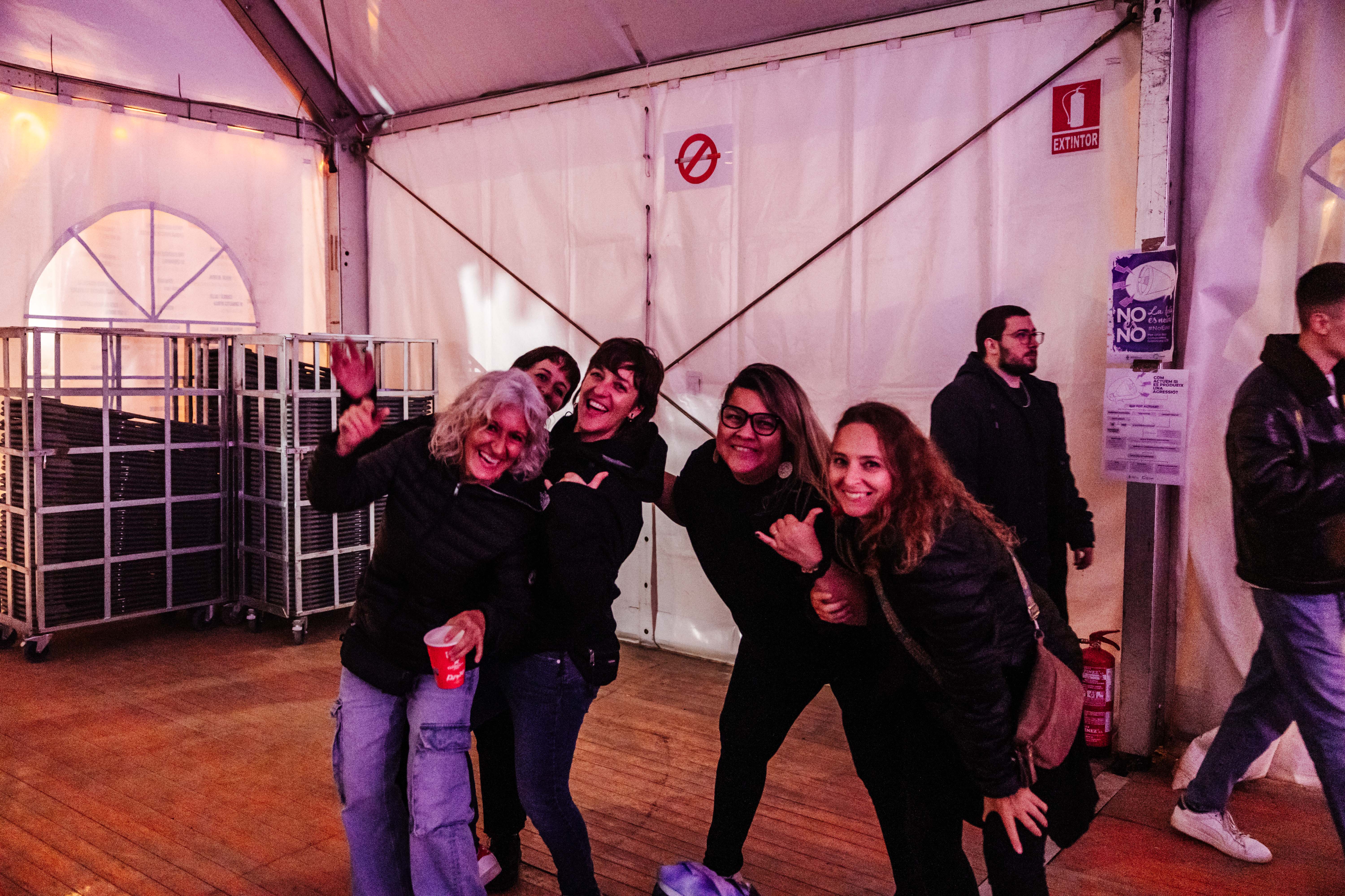 La Martinada reuneix centenars de persones a la plaça de Sant Ramon i control d’accés per primera vegada a l'envelat. FOTOS: Arnau Padilla.