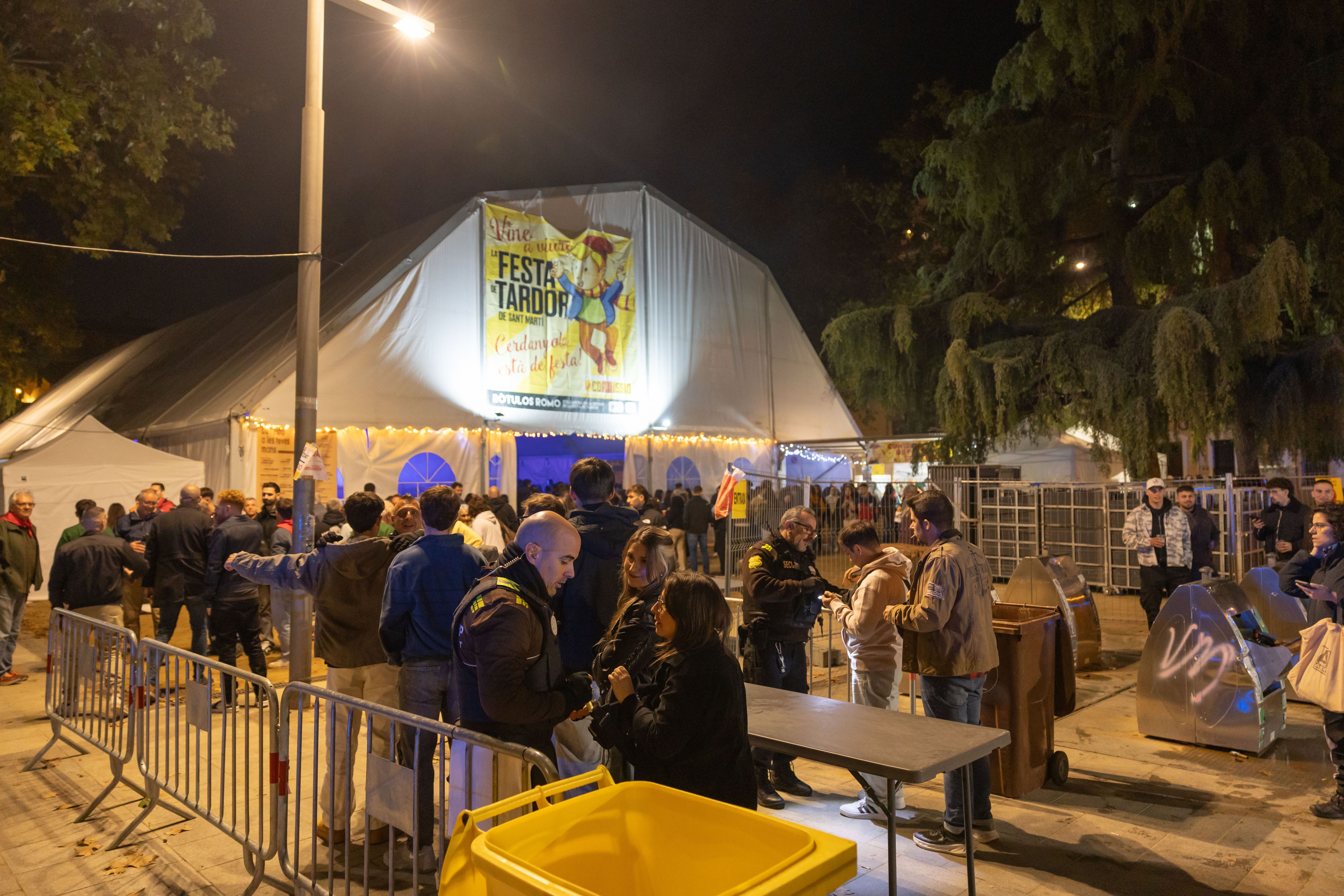 La Martinada reuneix centenars de persones a la plaça de Sant Ramon i control d’accés per primera vegada a l'envelat. FOTOS: Arnau Padilla.