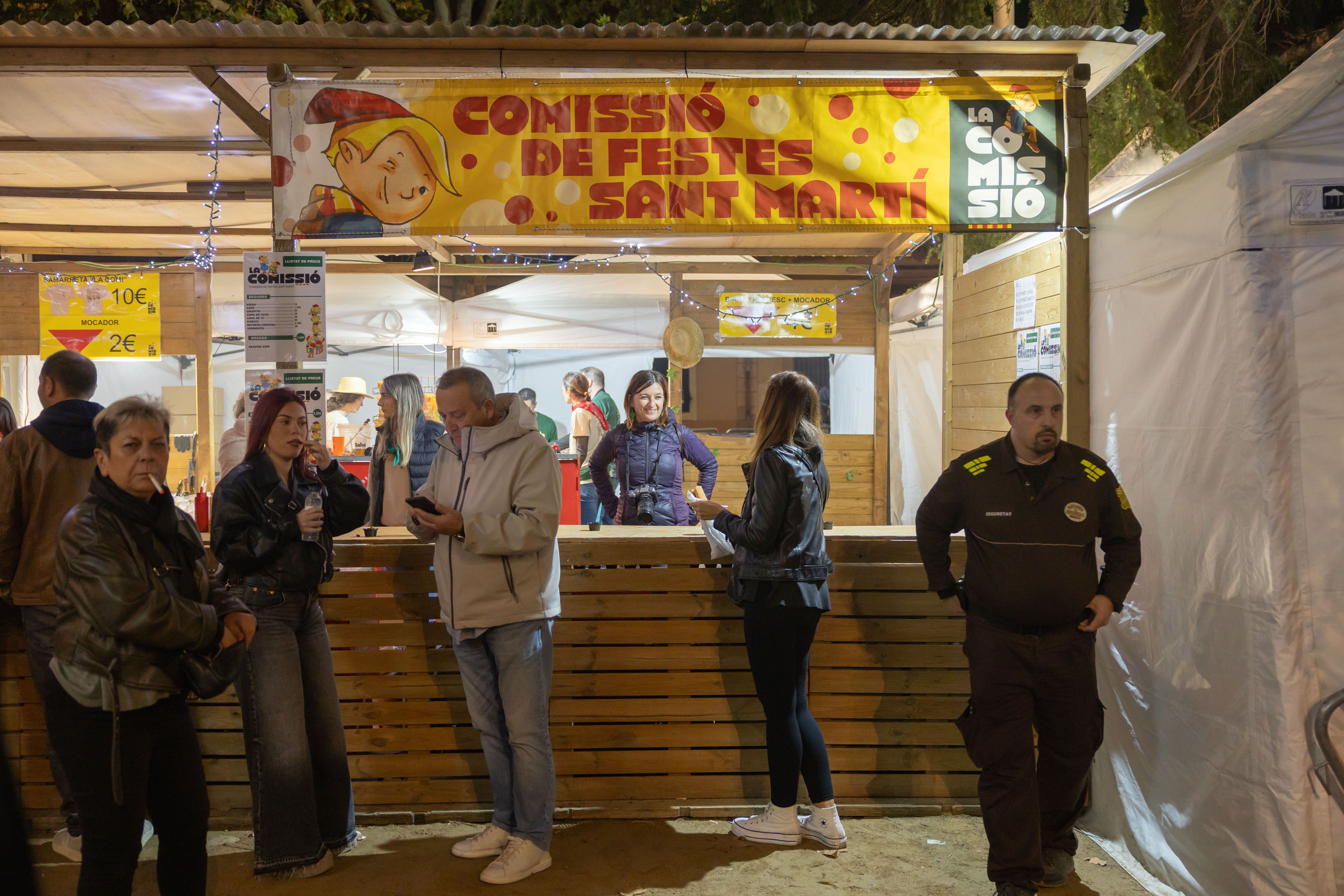 La Martinada reuneix centenars de persones a l'envelat de la plaça de Sant Ramon, amb control d’accés per primera vegada. FOTO: Arnau Padilla