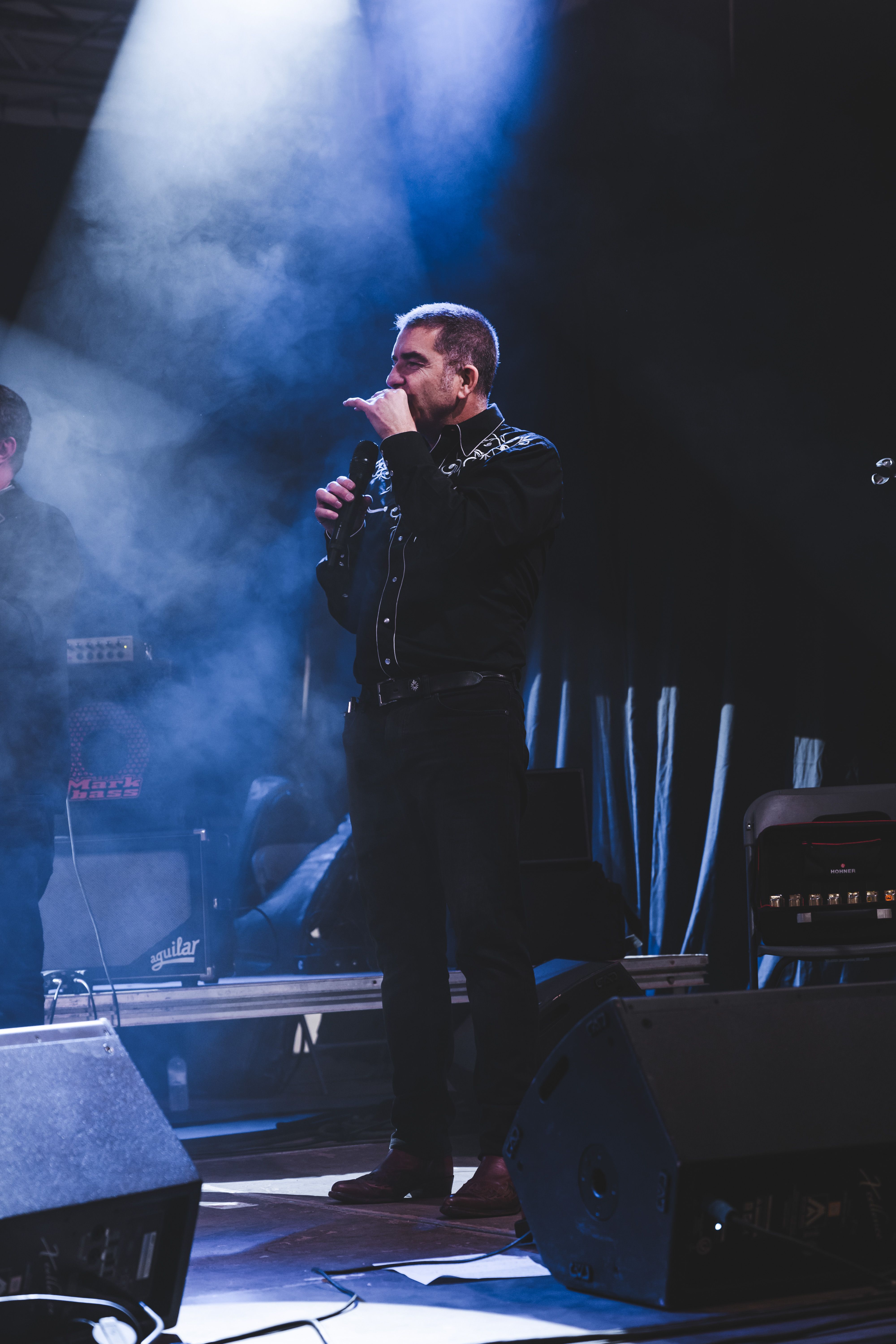 Tofol Martínez ho dona tot a l'escenari de l'envelat. Foto: Arnau Padilla