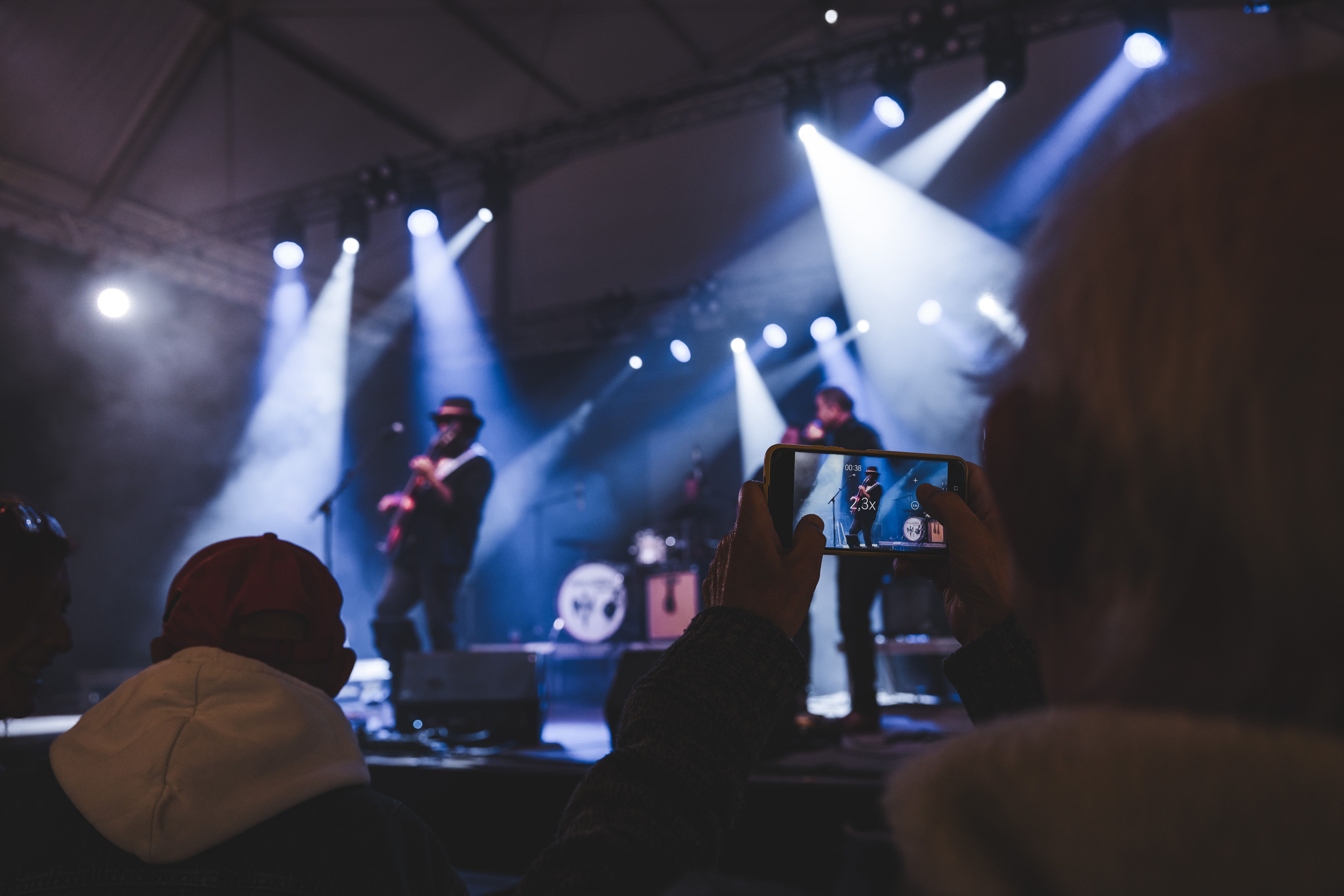 Tofol Martínez ho dona tot a l'escenari de l'envelat. Foto: Arnau Padilla 
