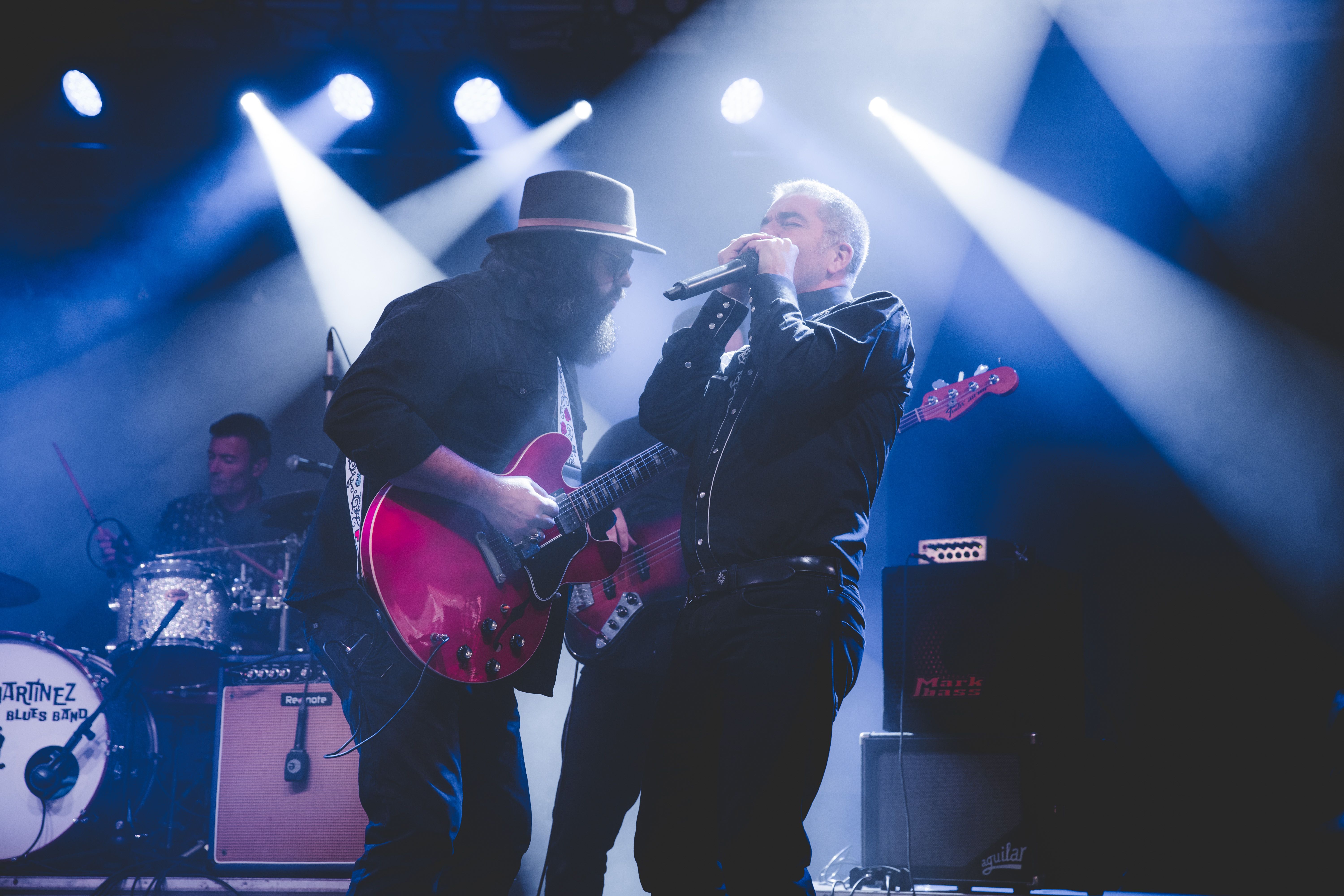 Tofol Martínez ho dona tot a l'escenari de l'envelat. Foto: Arnau Padilla