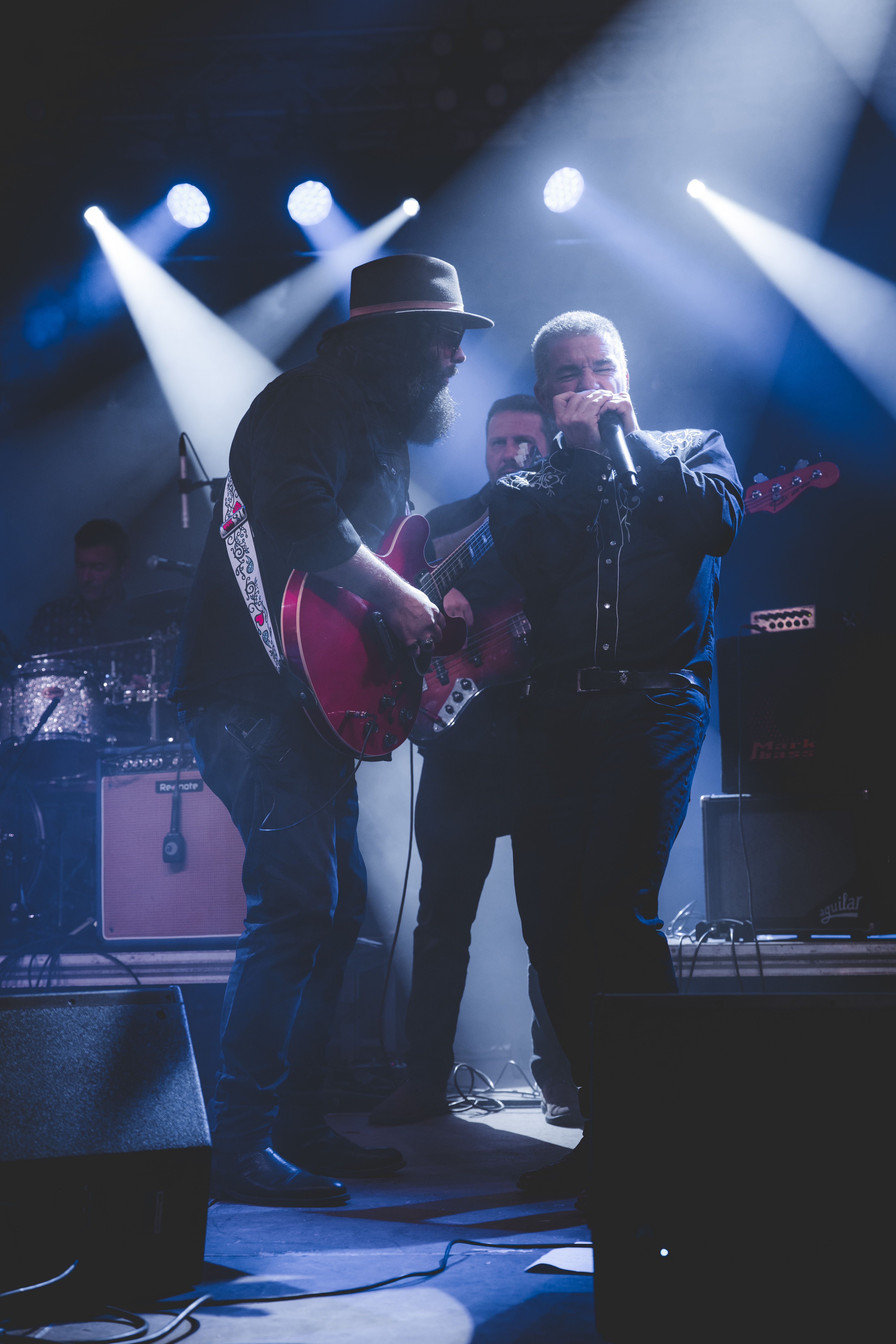 Tofol Martínez ho dona tot a l'escenari de l'envelat. Foto: Arnau Padilla  