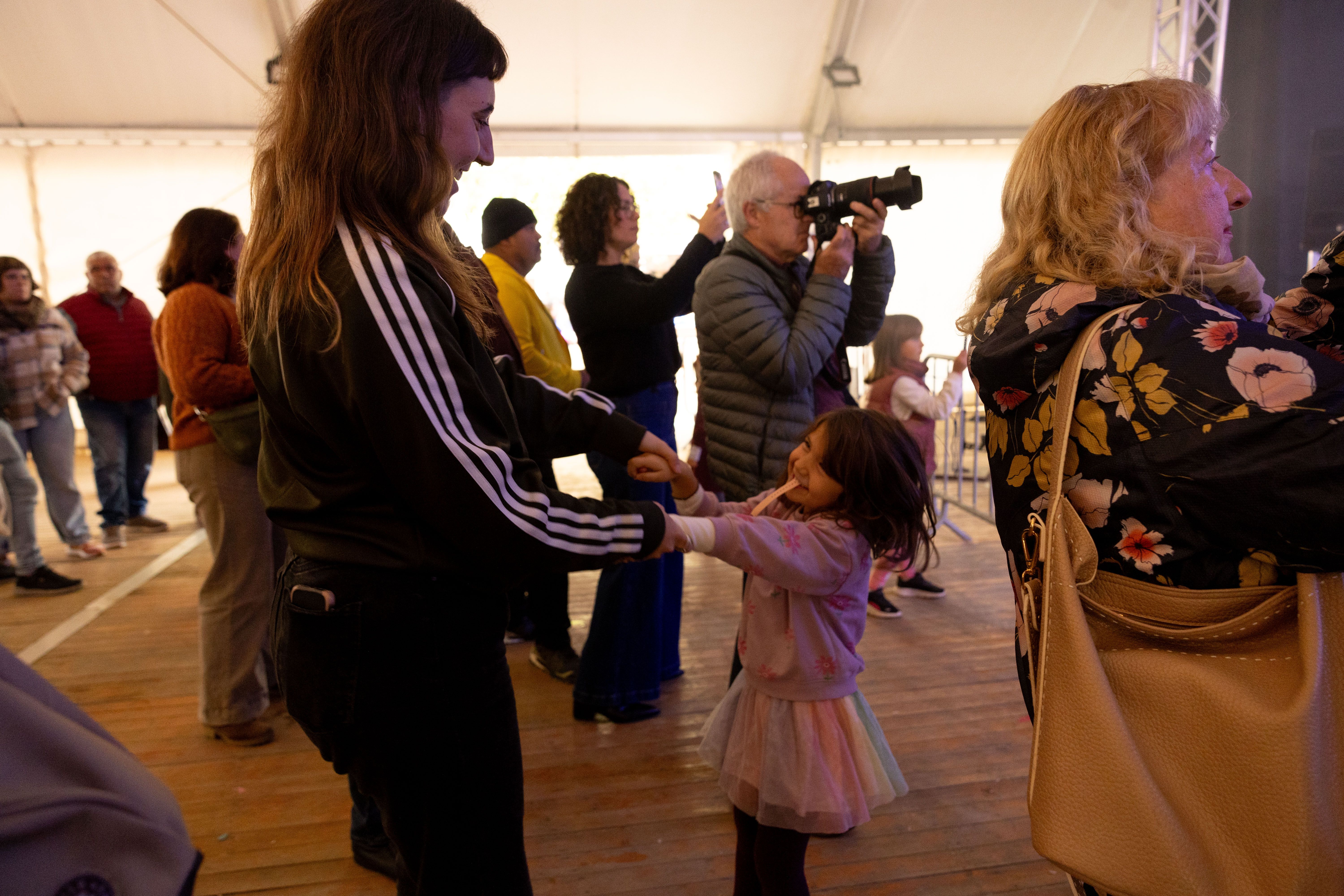 Grans i petits gaudeixen amb Tofol Martínez a l'envelat. Foto: Arnau Padilla  